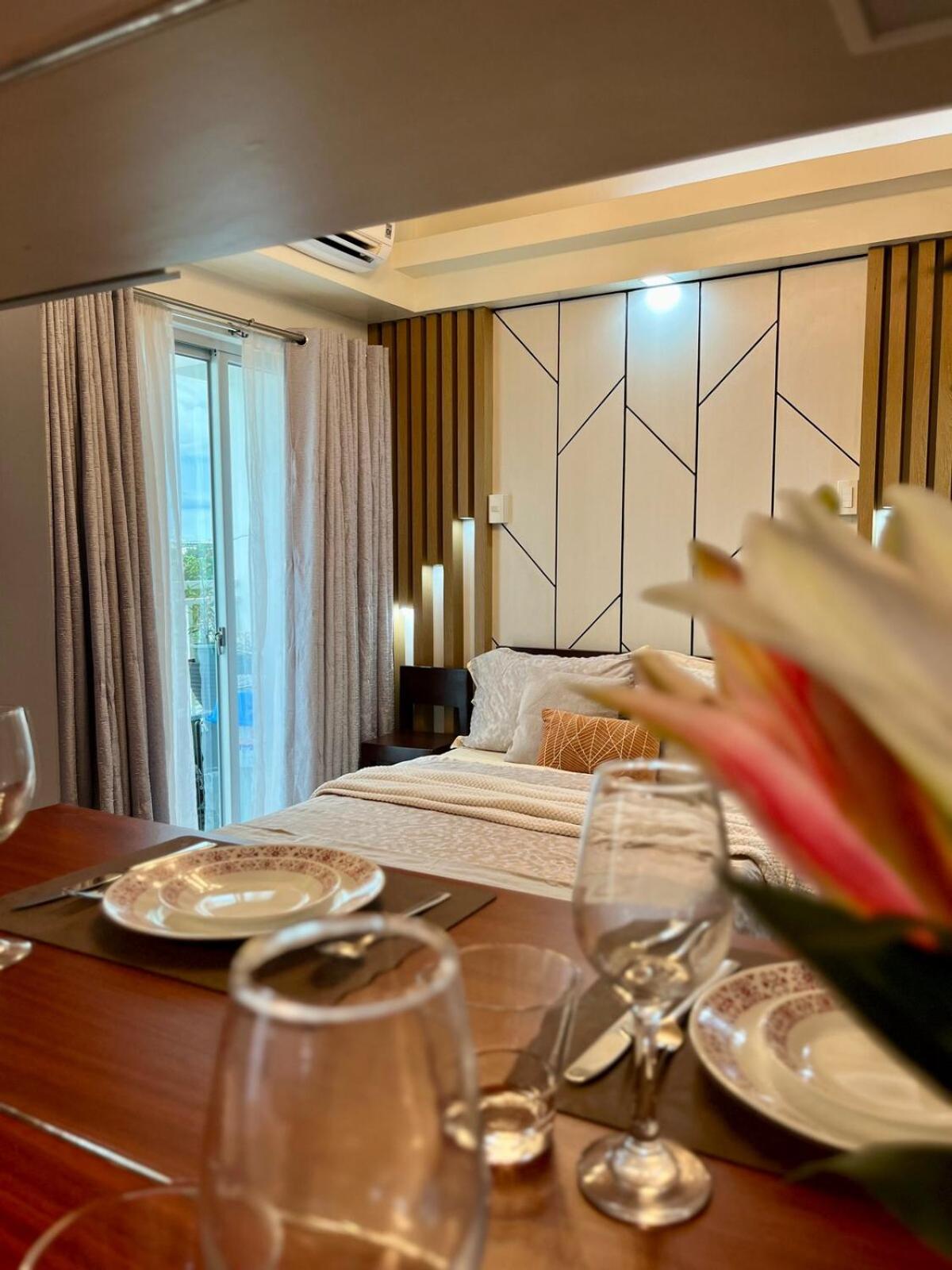 Cozy Studio Near Abreeza Mall a Balcony with City and Sea View