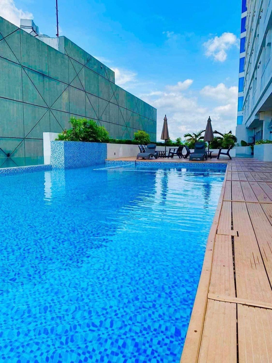 Cozy Studio Near Abreeza Mall a Balcony with City and Sea View