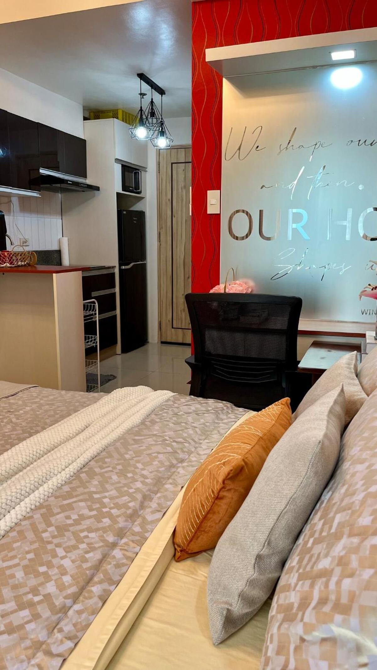 Cozy Studio Near Abreeza Mall a Balcony with City and Sea View