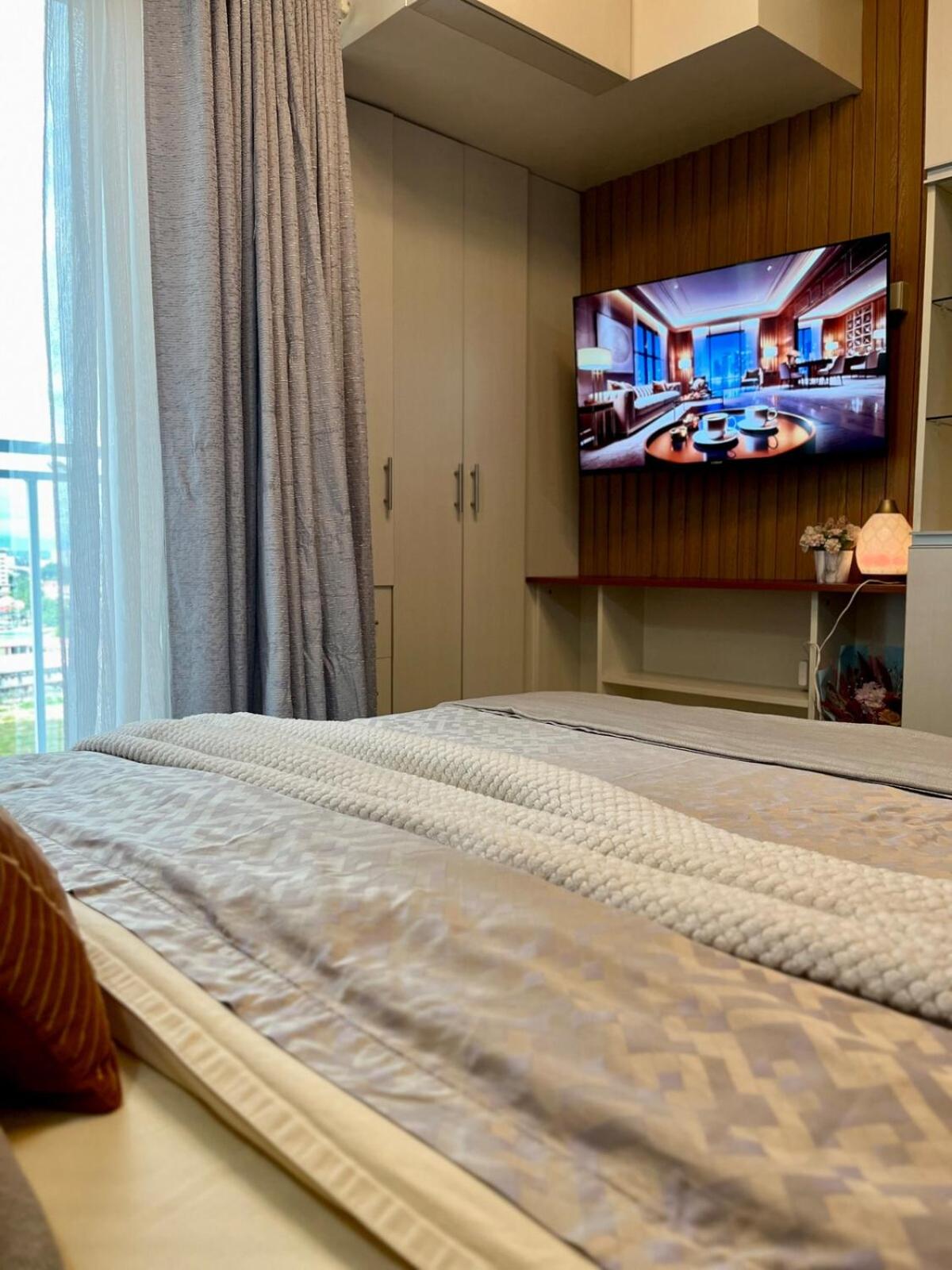 Cozy Studio Near Abreeza Mall a Balcony with City and Sea View