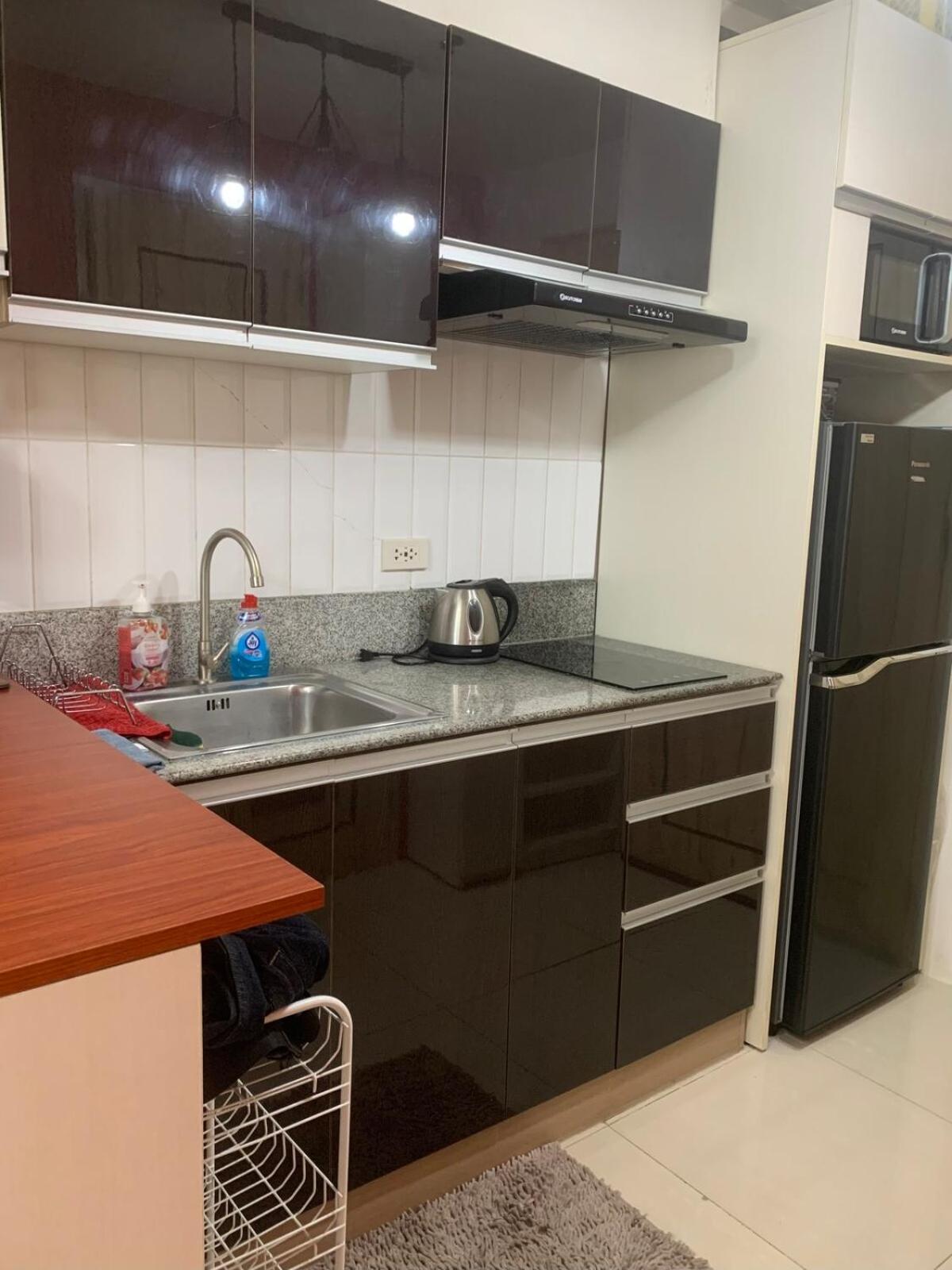 Cozy Studio Near Abreeza Mall a Balcony with City and Sea View