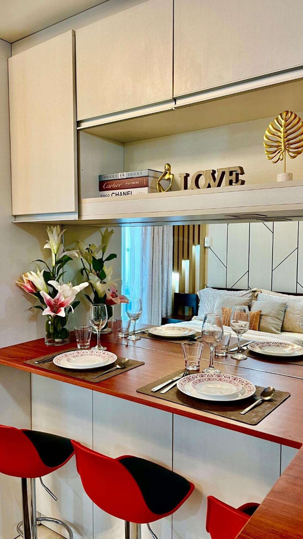 Cozy Studio Near Abreeza Mall a Balcony with City and Sea View