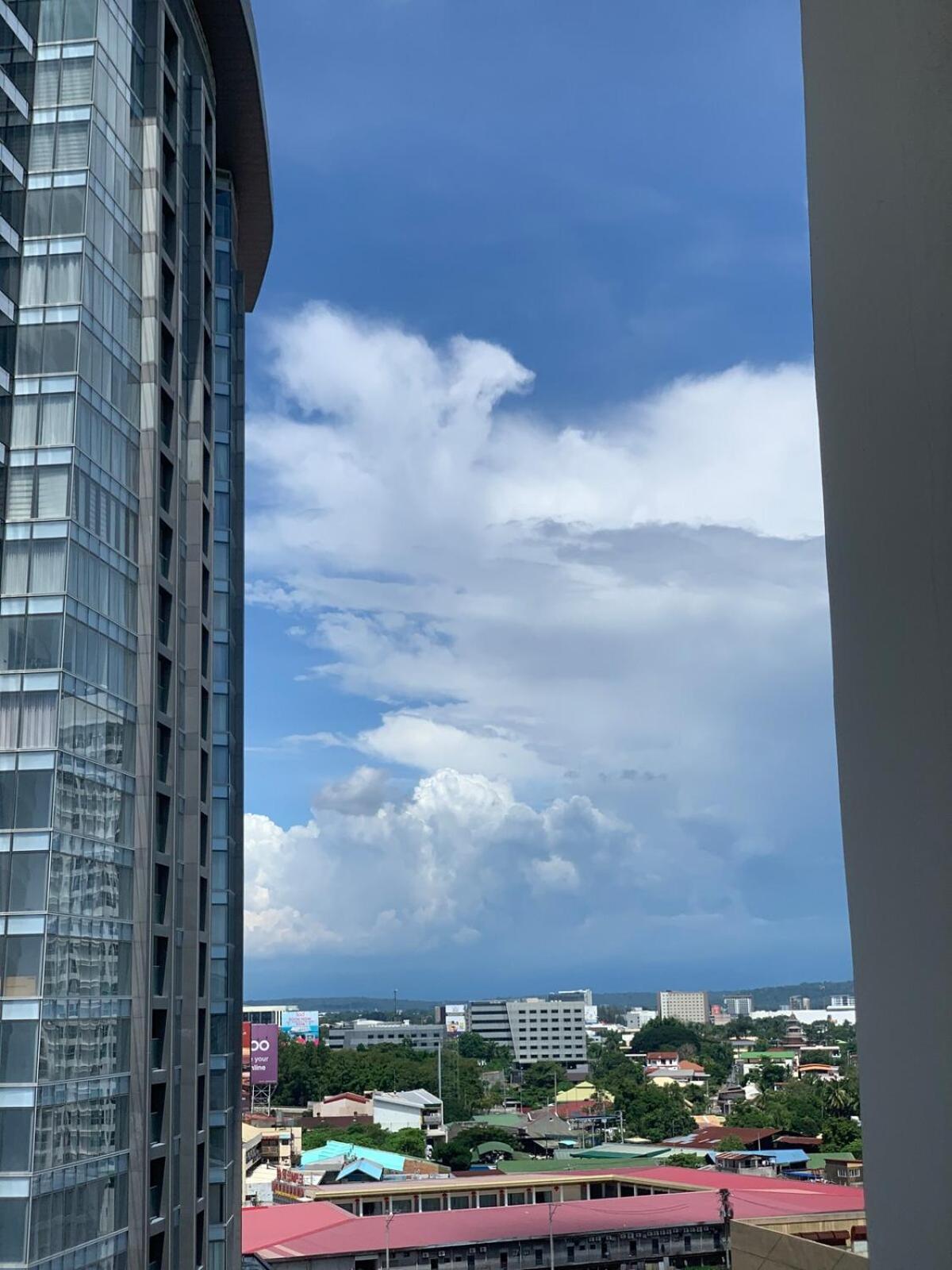 Cozy Studio Near Abreeza Mall a Balcony with City and Sea View