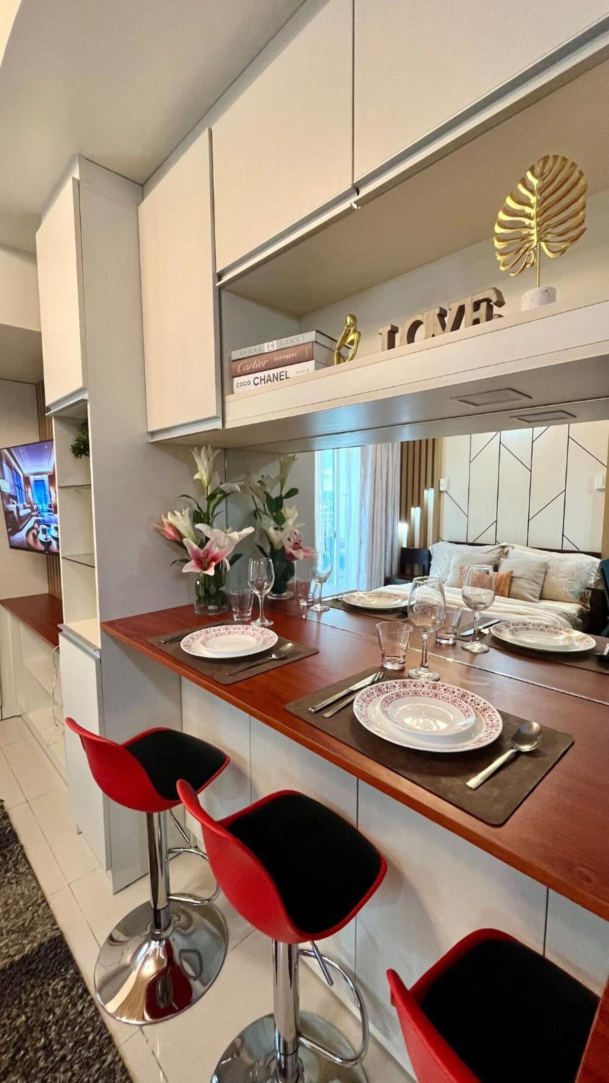 Cozy Studio Near Abreeza Mall a Balcony with City and Sea View