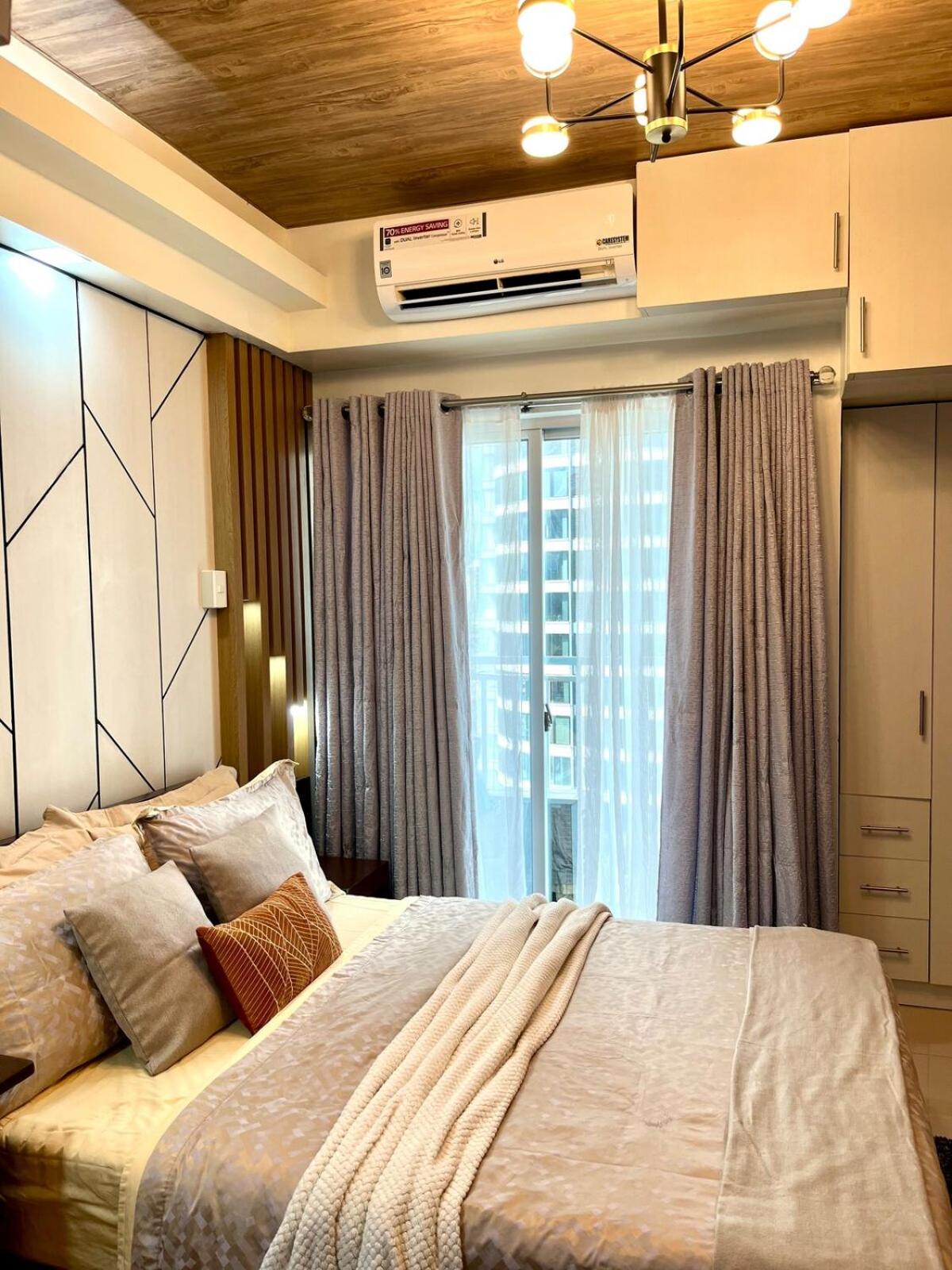 Cozy Studio Near Abreeza Mall a Balcony with City and Sea View