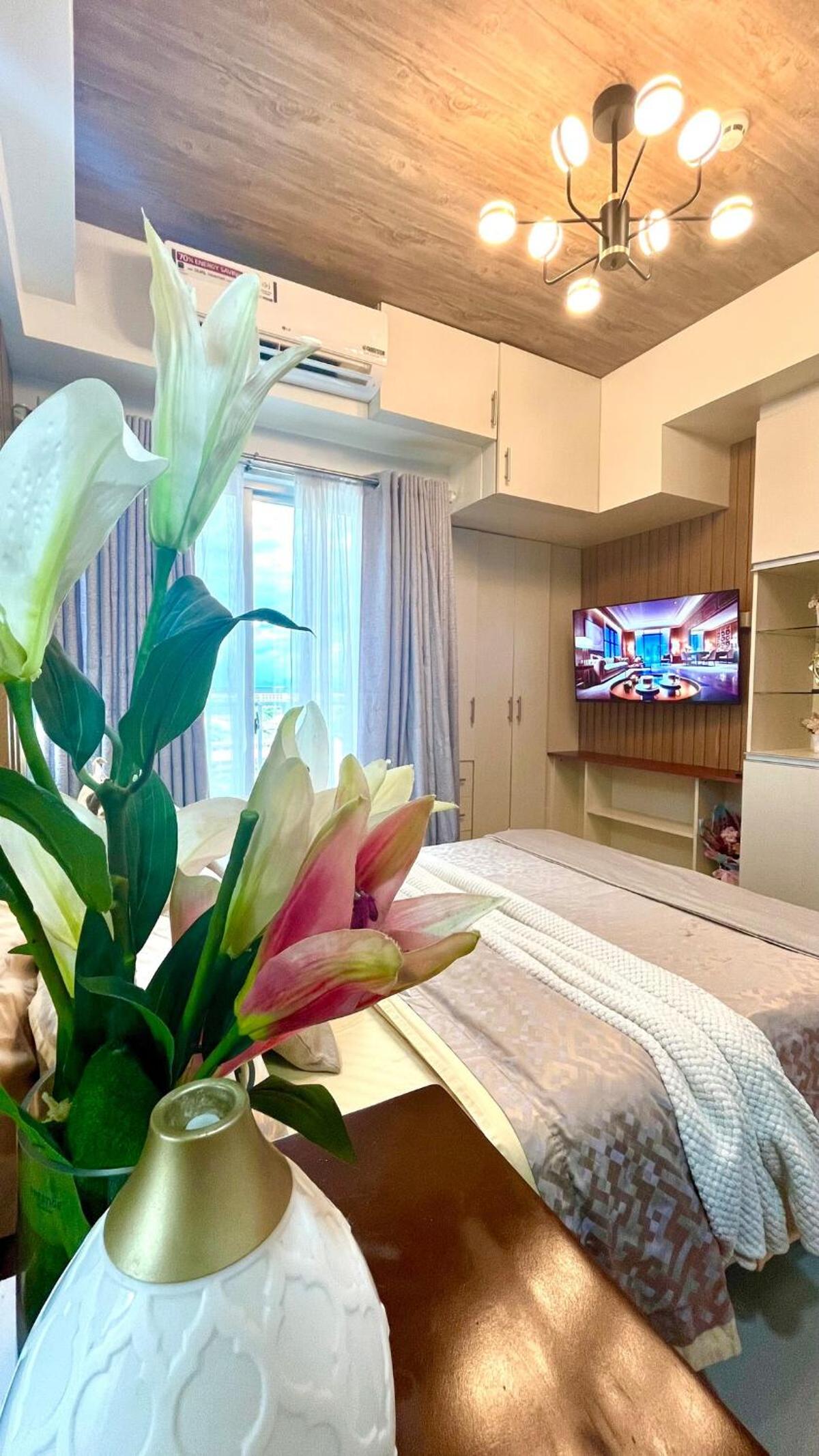 Cozy Studio Near Abreeza Mall a Balcony with City and Sea View