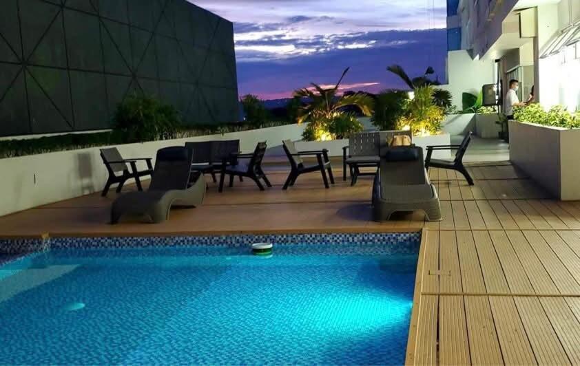 Cozy Studio Near Abreeza Mall a Balcony with City and Sea View