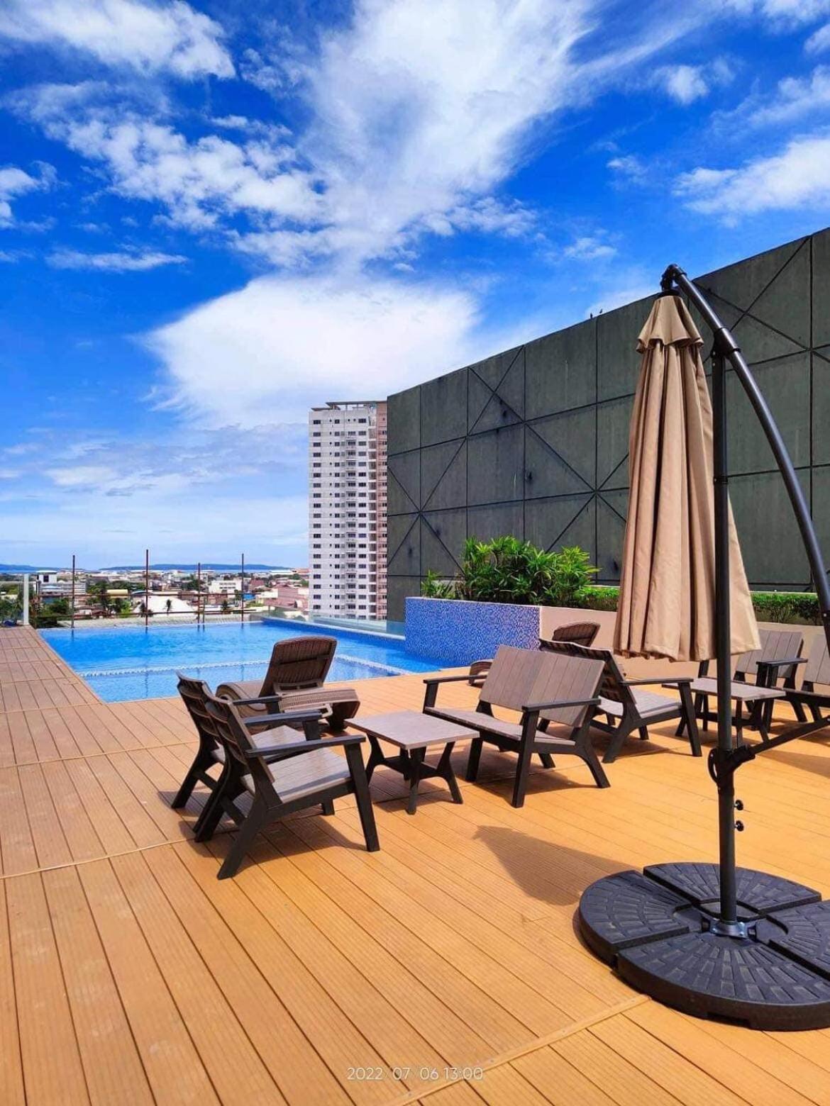 Cozy Studio Near Abreeza Mall a Balcony with City and Sea View