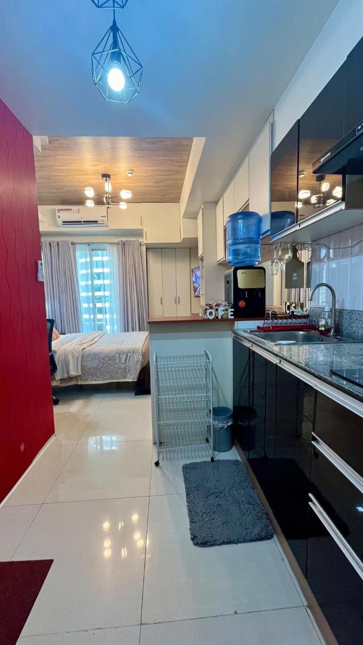 Cozy Studio Near Abreeza Mall a Balcony with City and Sea View