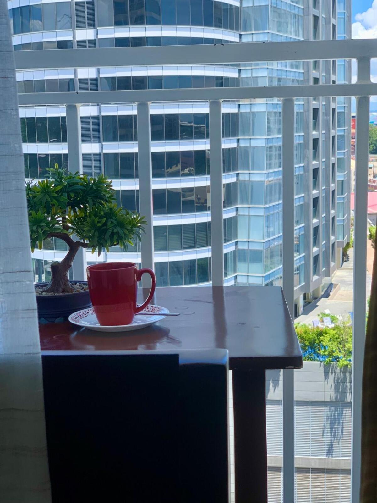 Cozy Studio Near Abreeza Mall a Balcony with City and Sea View