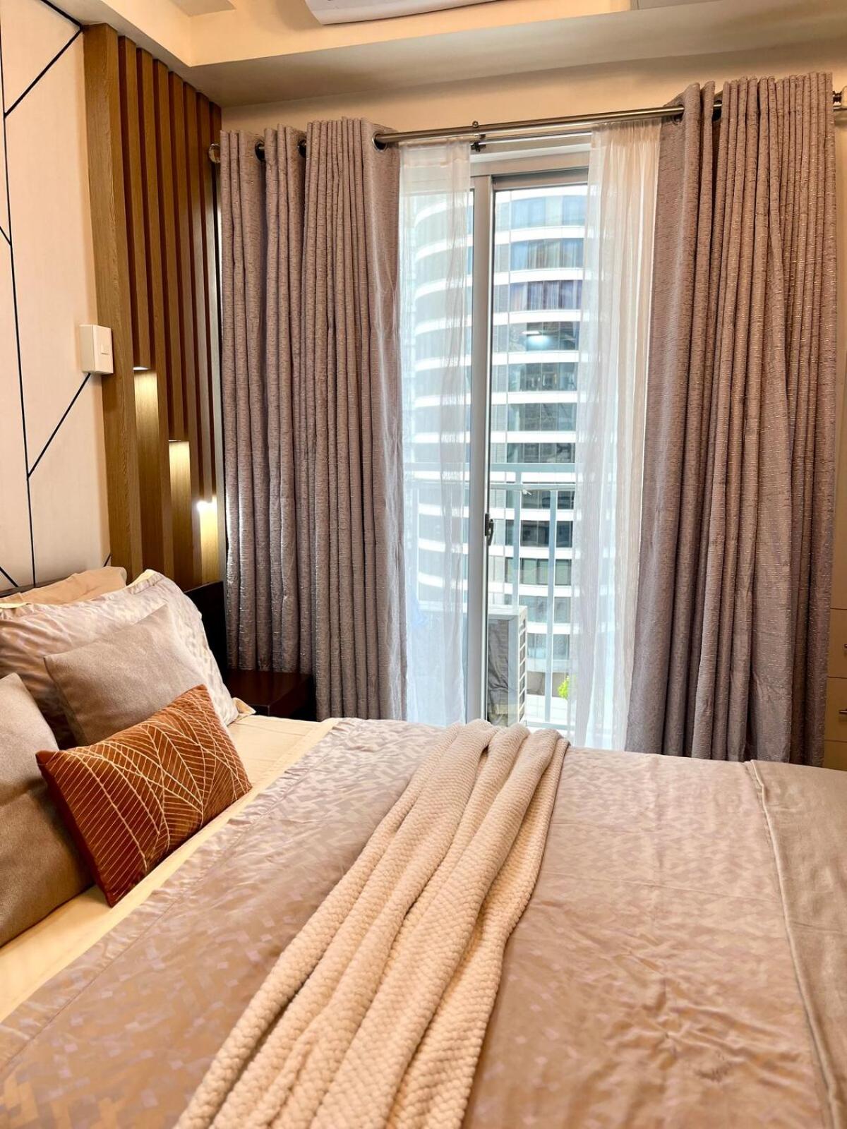 Cozy Studio Near Abreeza Mall a Balcony with City and Sea View