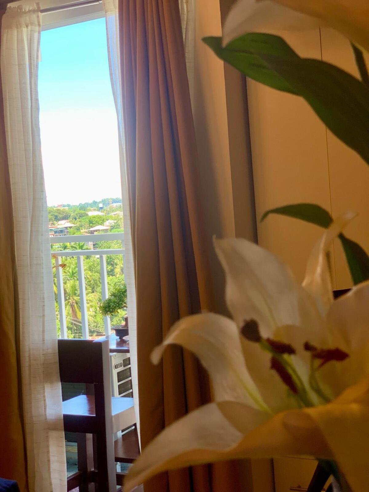 Cozy Studio Near Abreeza Mall a Balcony with City and Sea View