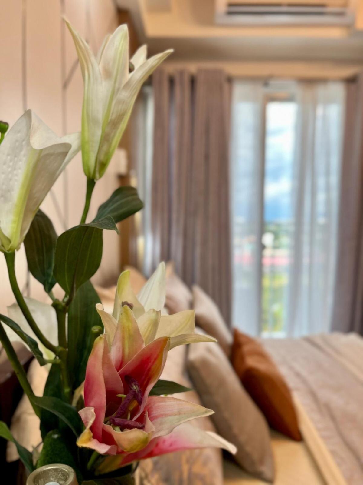 Cozy Studio Near Abreeza Mall a Balcony with City and Sea View