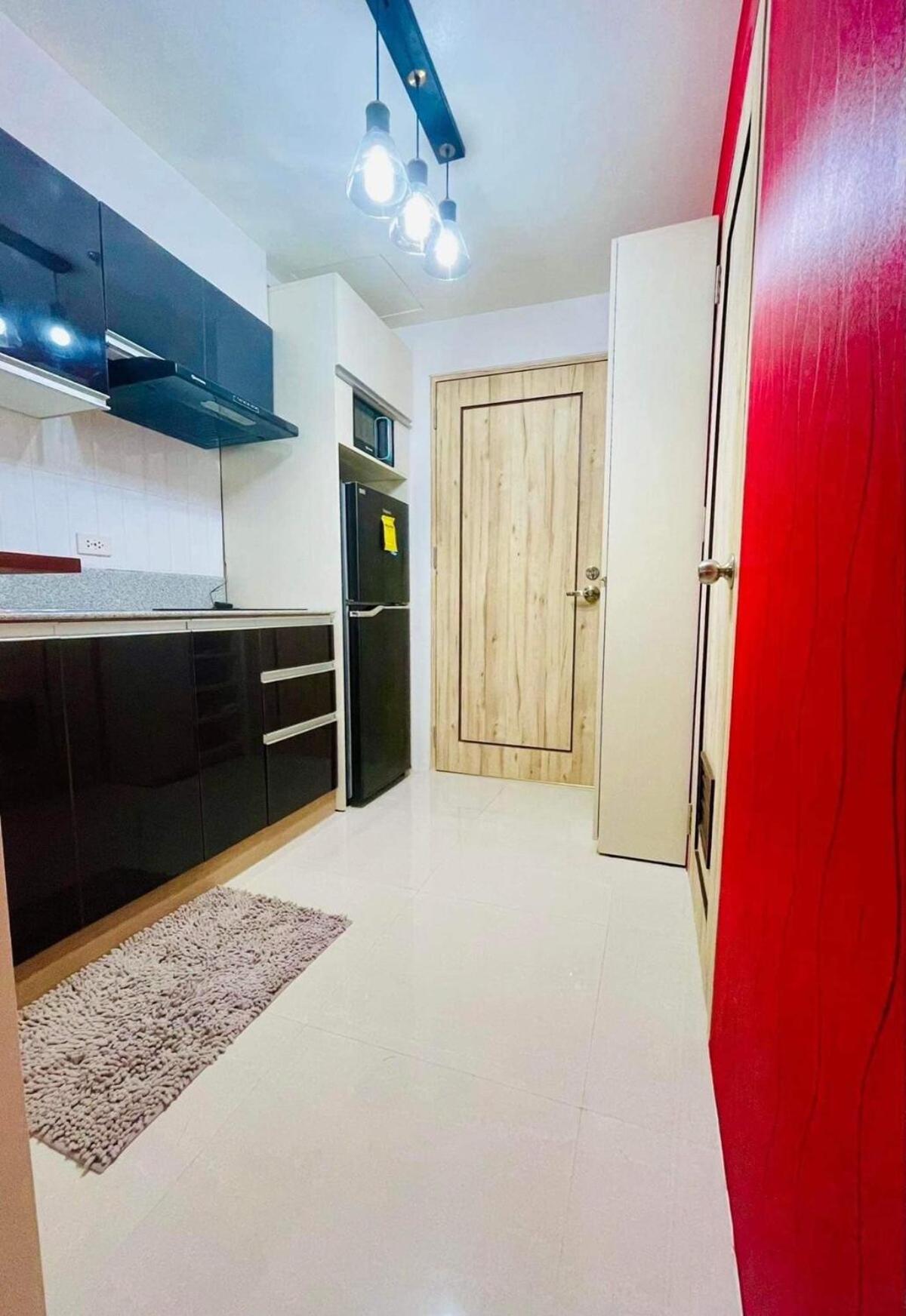Cozy Studio Near Abreeza Mall a Balcony with City and Sea View