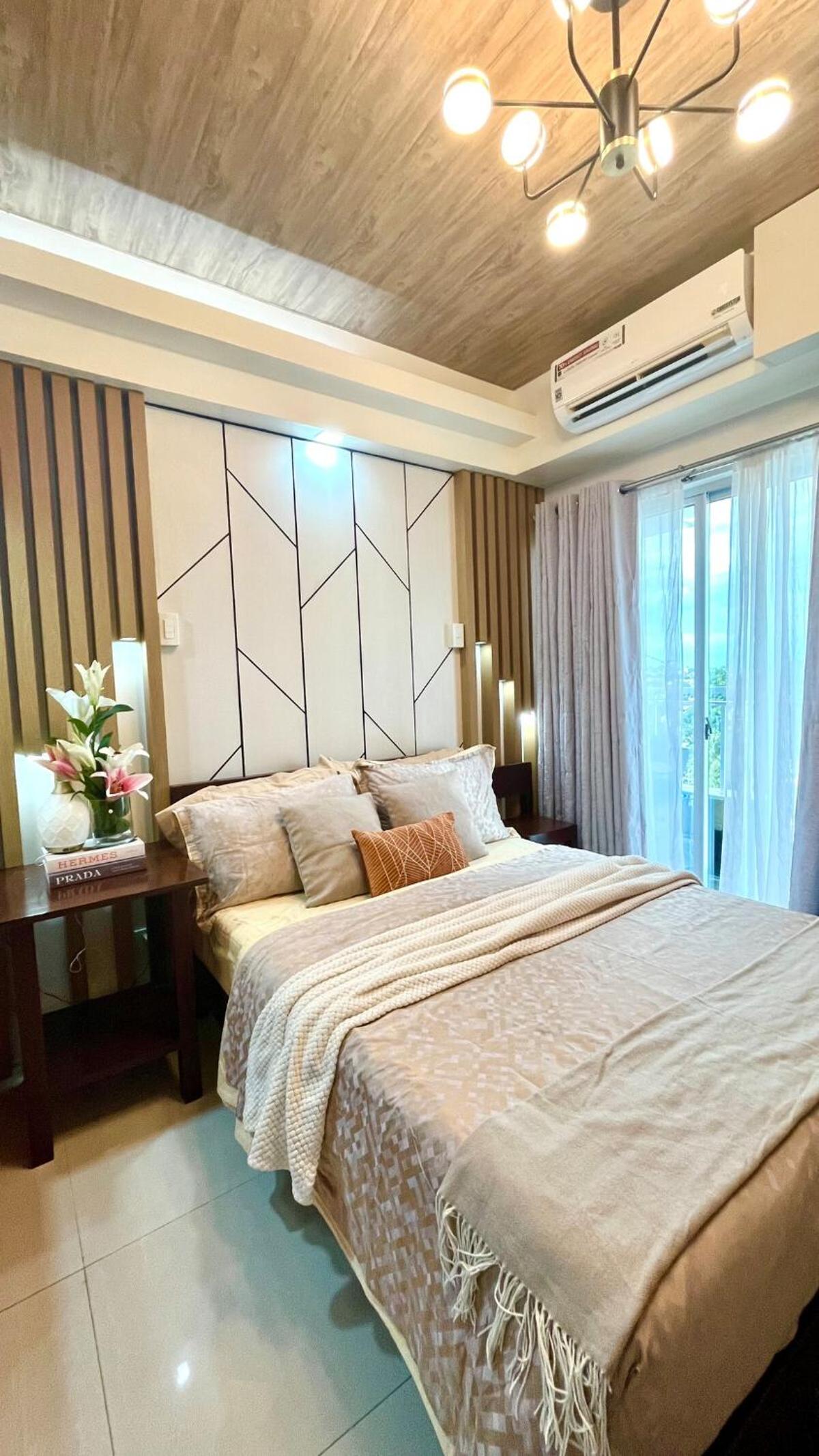 Cozy Studio Near Abreeza Mall a Balcony with City and Sea View