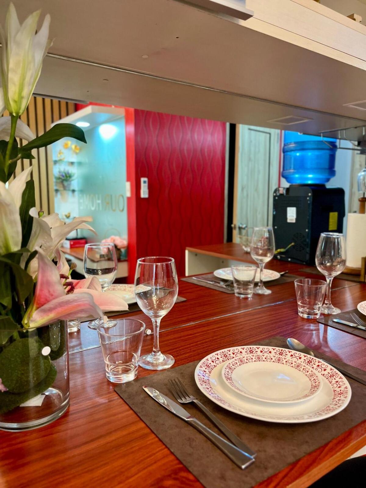 Cozy Studio Near Abreeza Mall a Balcony with City and Sea View