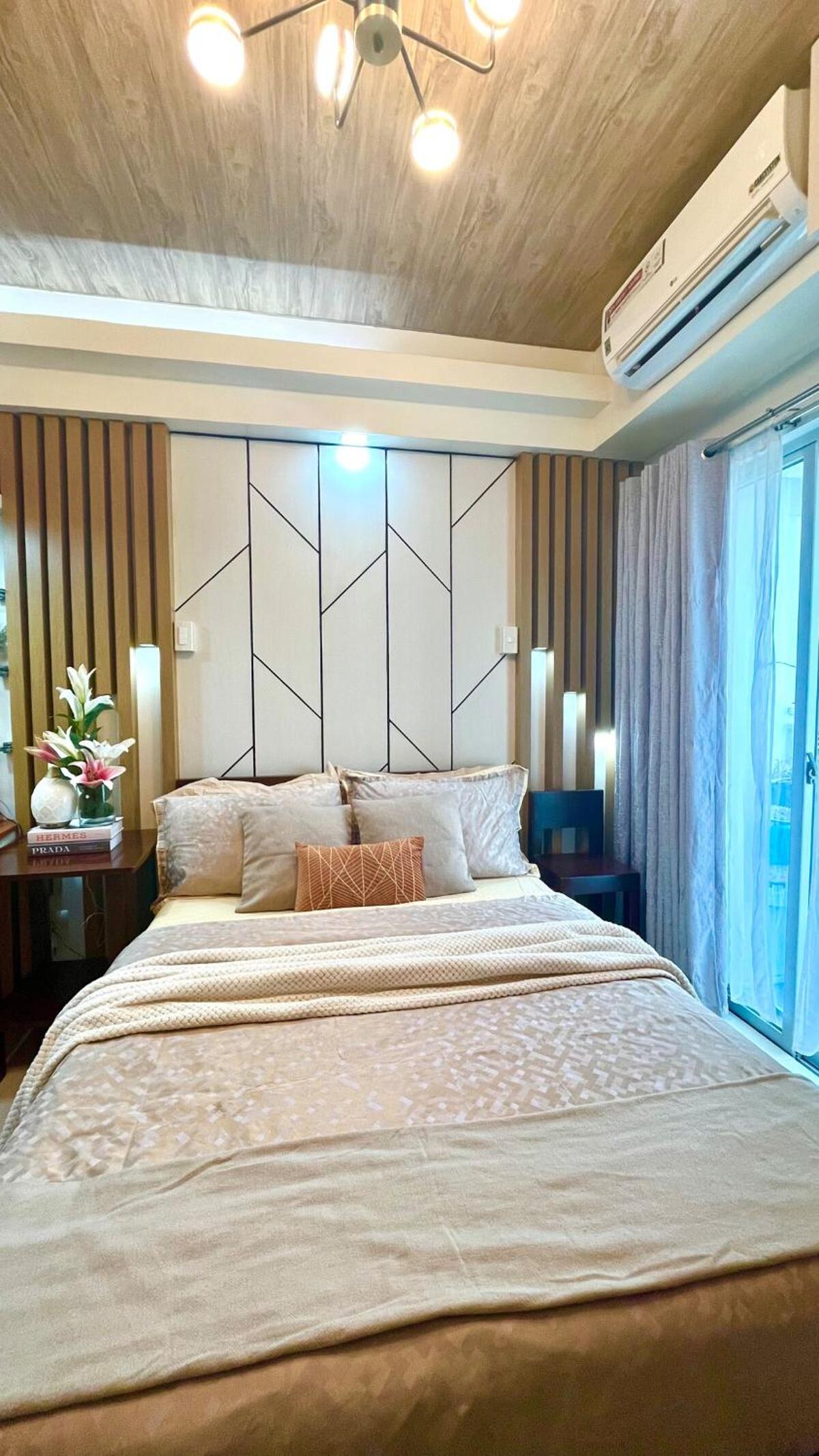 Cozy Studio Near Abreeza Mall a Balcony with City and Sea View