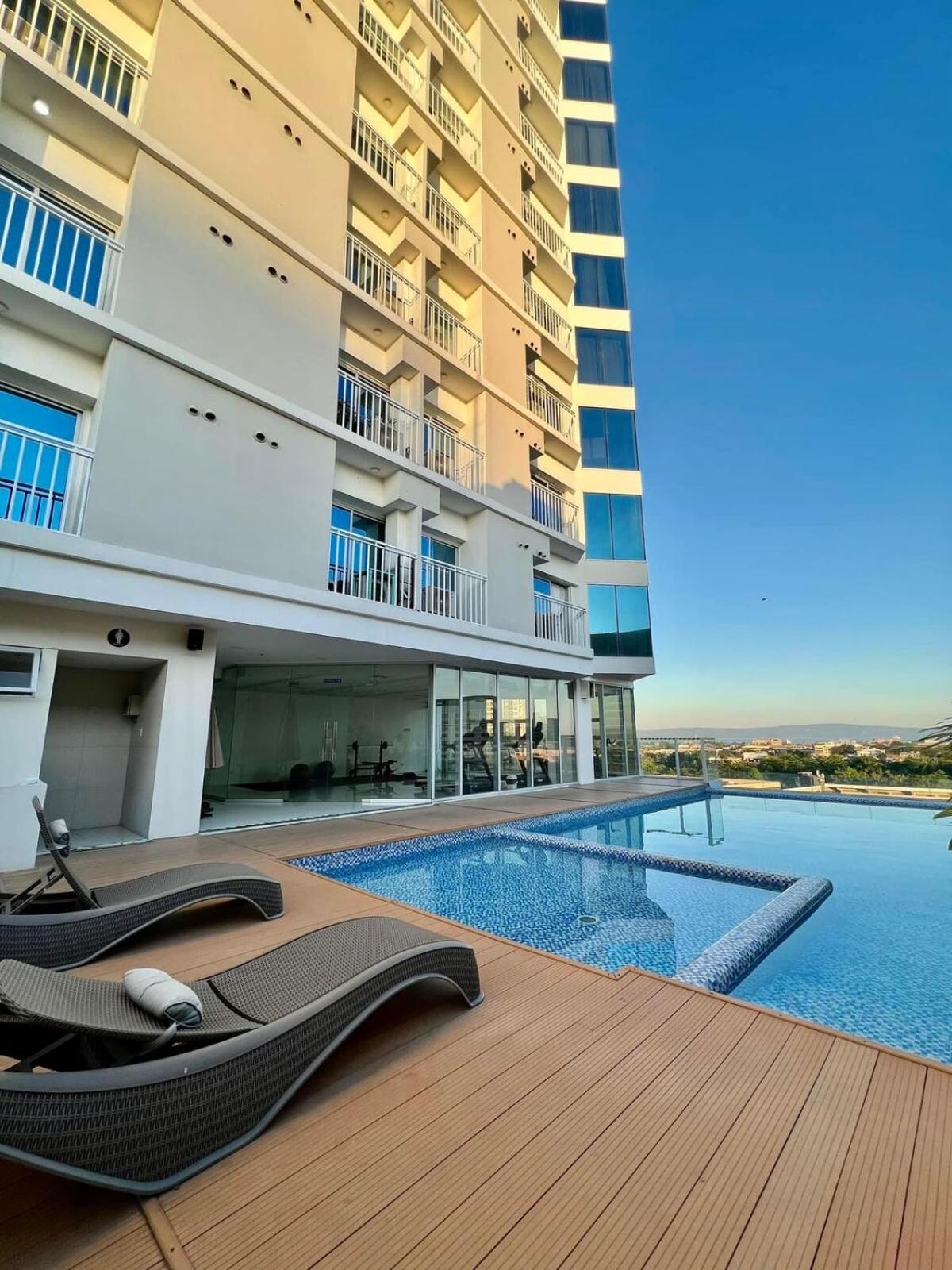 Cozy Studio Near Abreeza Mall a Balcony with City and Sea View