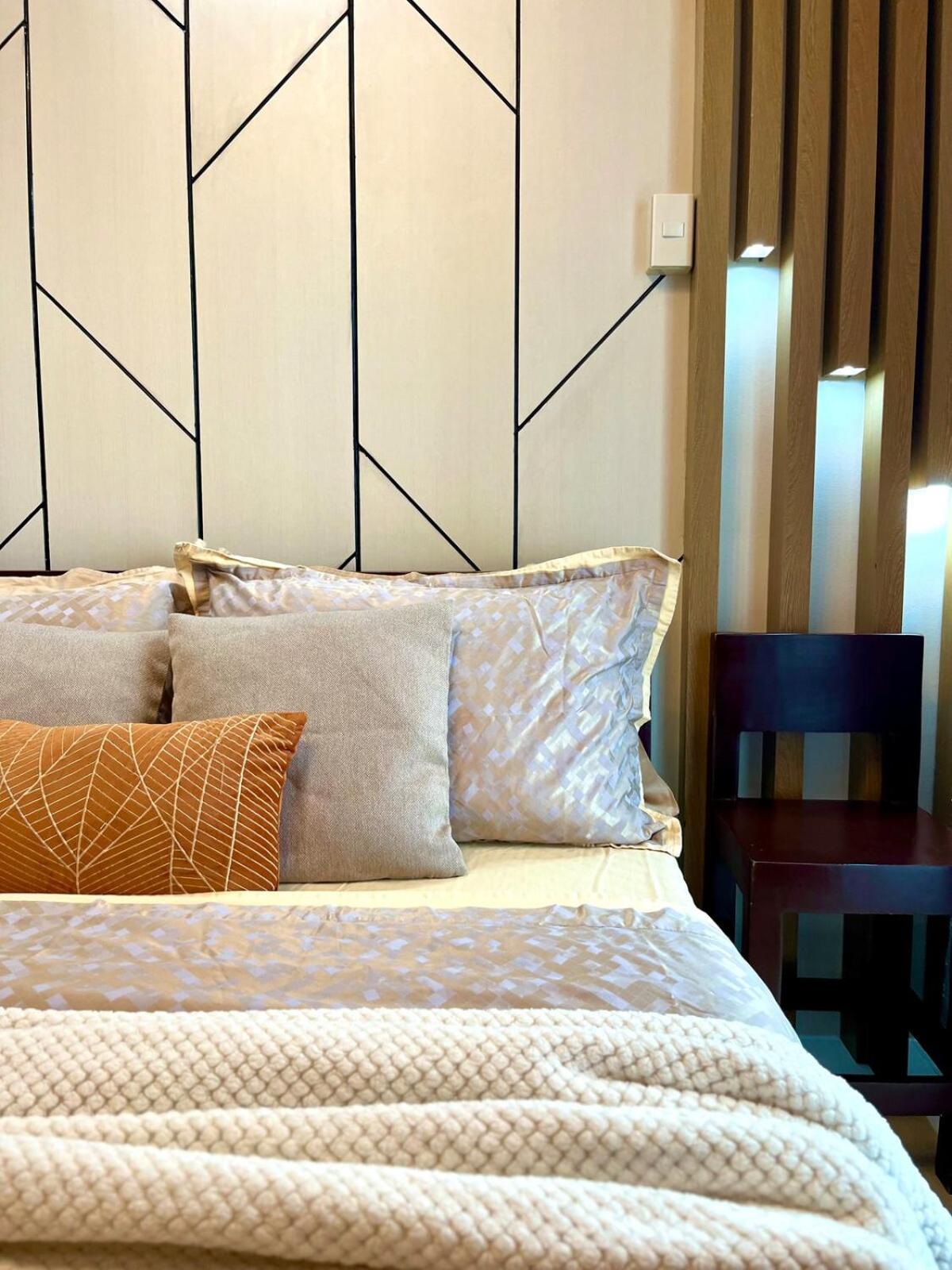 Cozy Studio Near Abreeza Mall a Balcony with City and Sea View