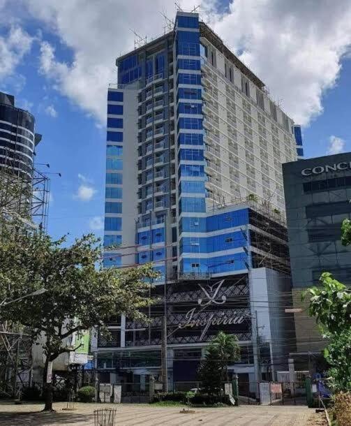 Cozy Studio Near Abreeza Mall a Balcony with City and Sea View