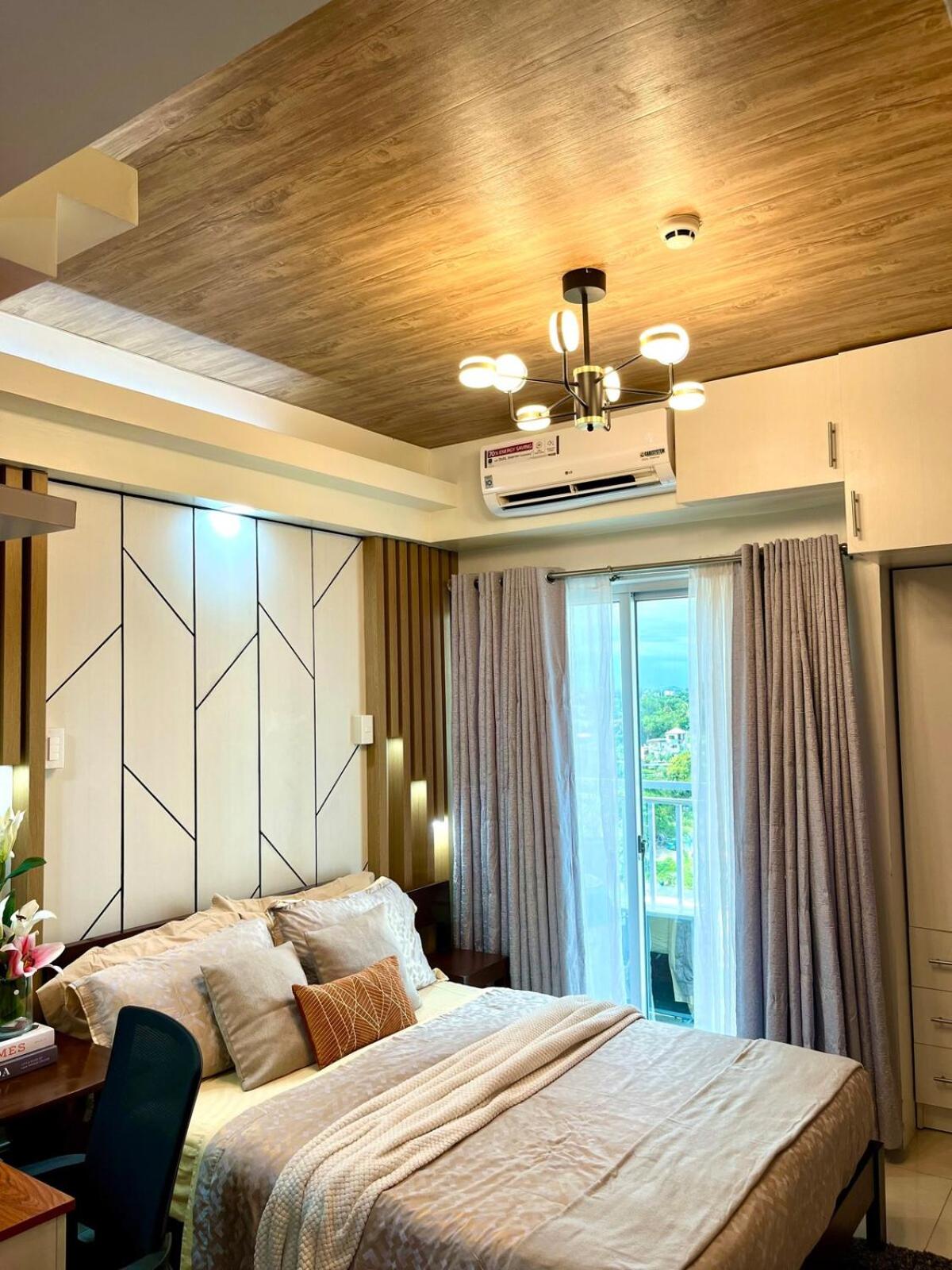 Cozy Studio Near Abreeza Mall a Balcony with City and Sea View