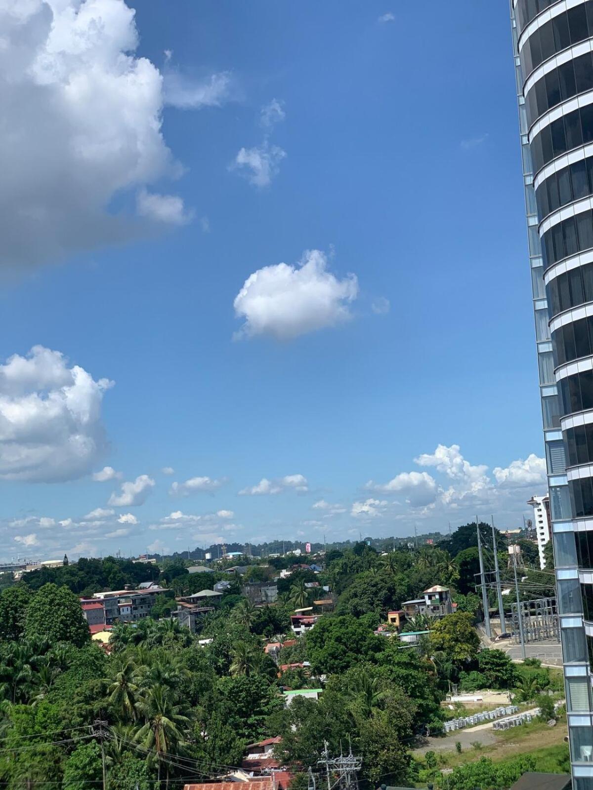 Cozy Studio Near Abreeza Mall a Balcony with City and Sea View