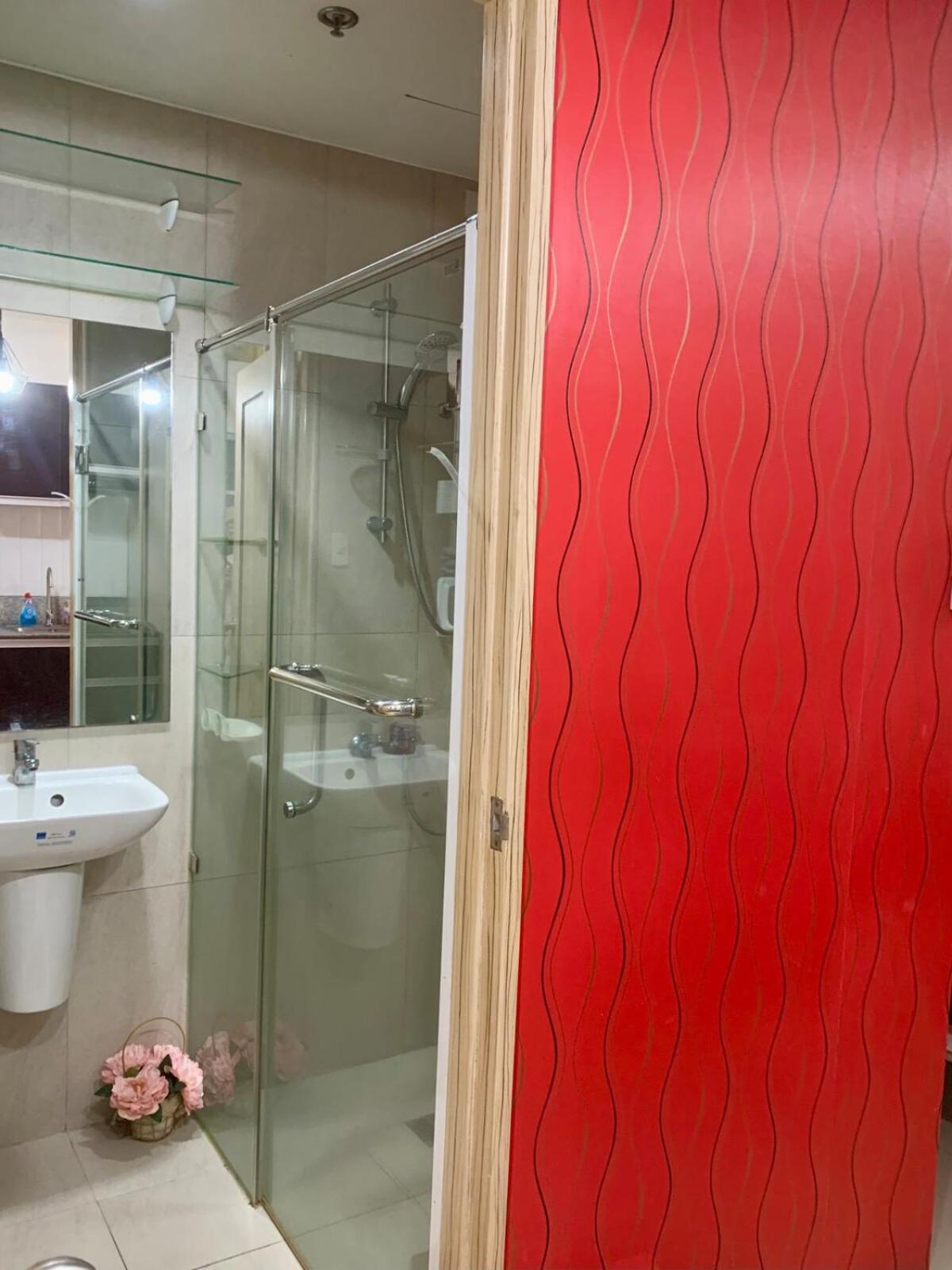 Cozy Studio Near Abreeza Mall a Balcony with City and Sea View