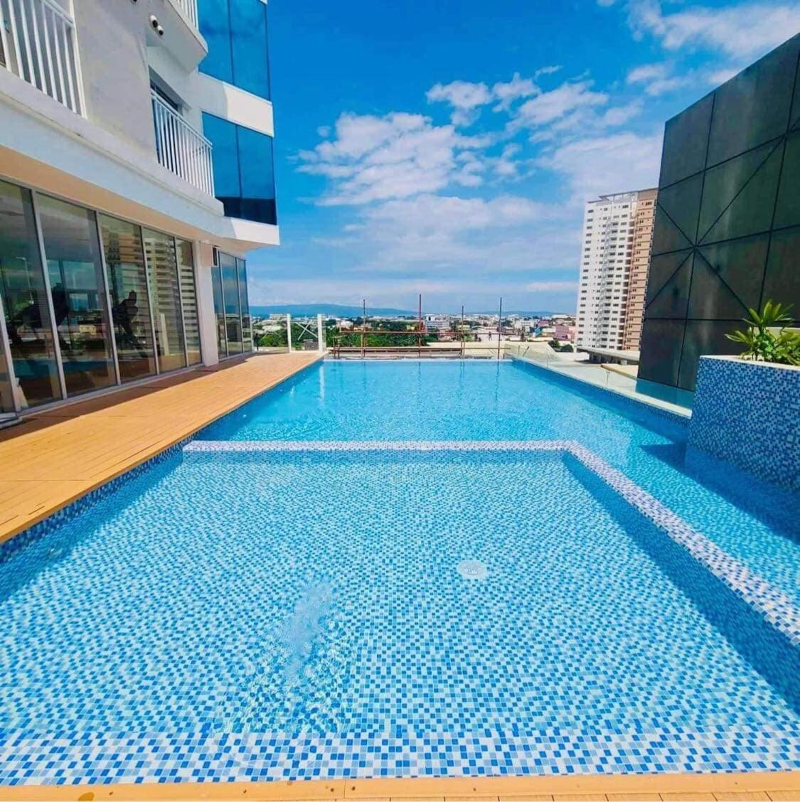 Cozy Studio Near Abreeza Mall a Balcony with City and Sea View
