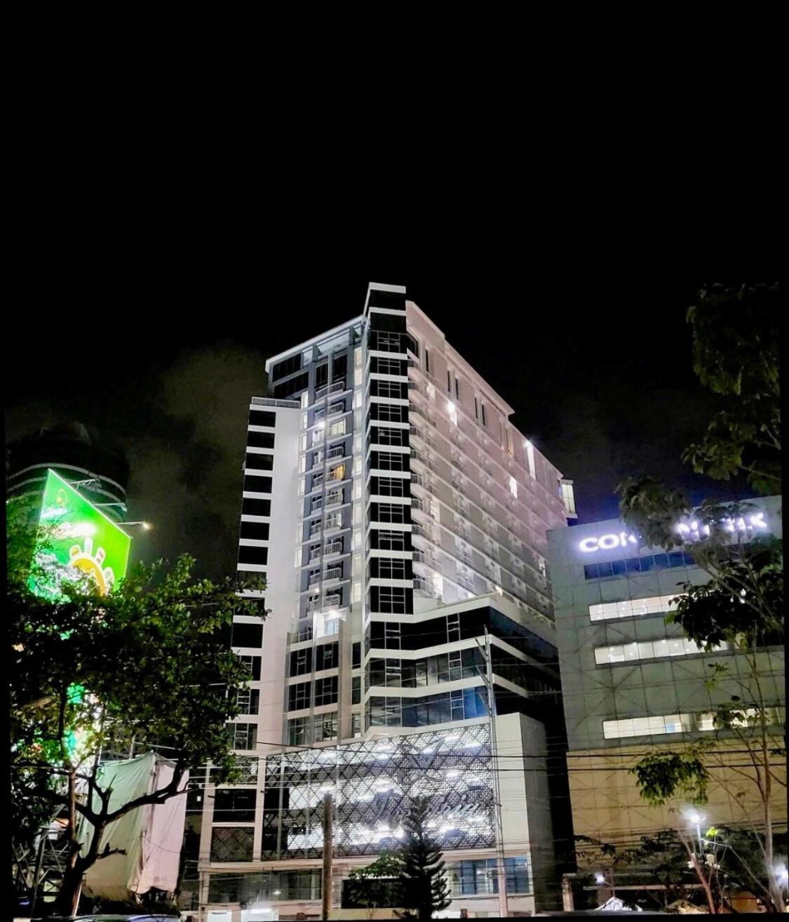 Cozy Studio Near Abreeza Mall a Balcony with City and Sea View