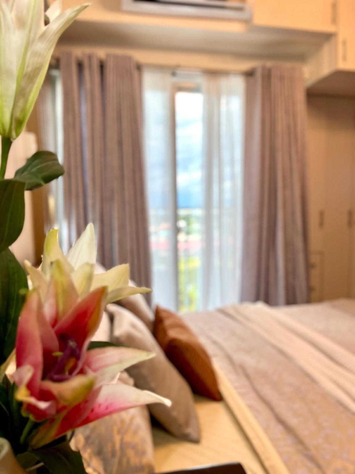 Cozy Studio Near Abreeza Mall a Balcony with City and Sea View