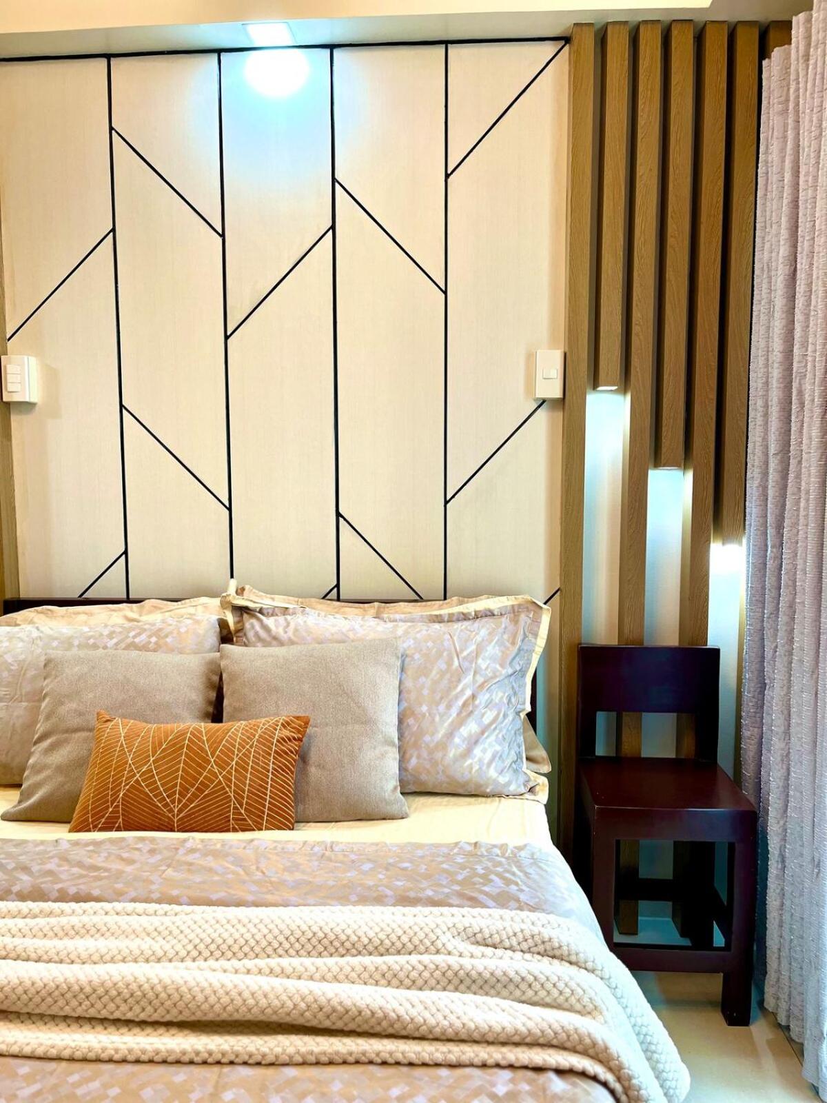 Cozy Studio Near Abreeza Mall a Balcony with City and Sea View