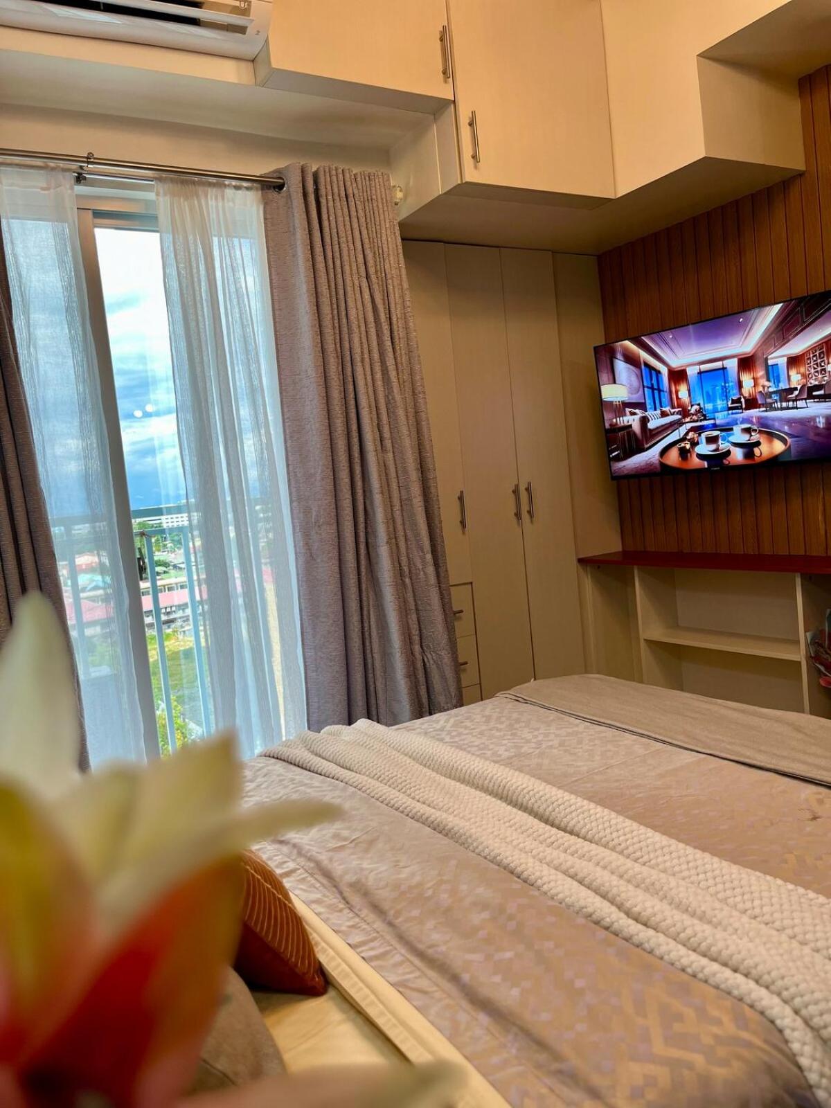 Cozy Studio Near Abreeza Mall a Balcony with City and Sea View