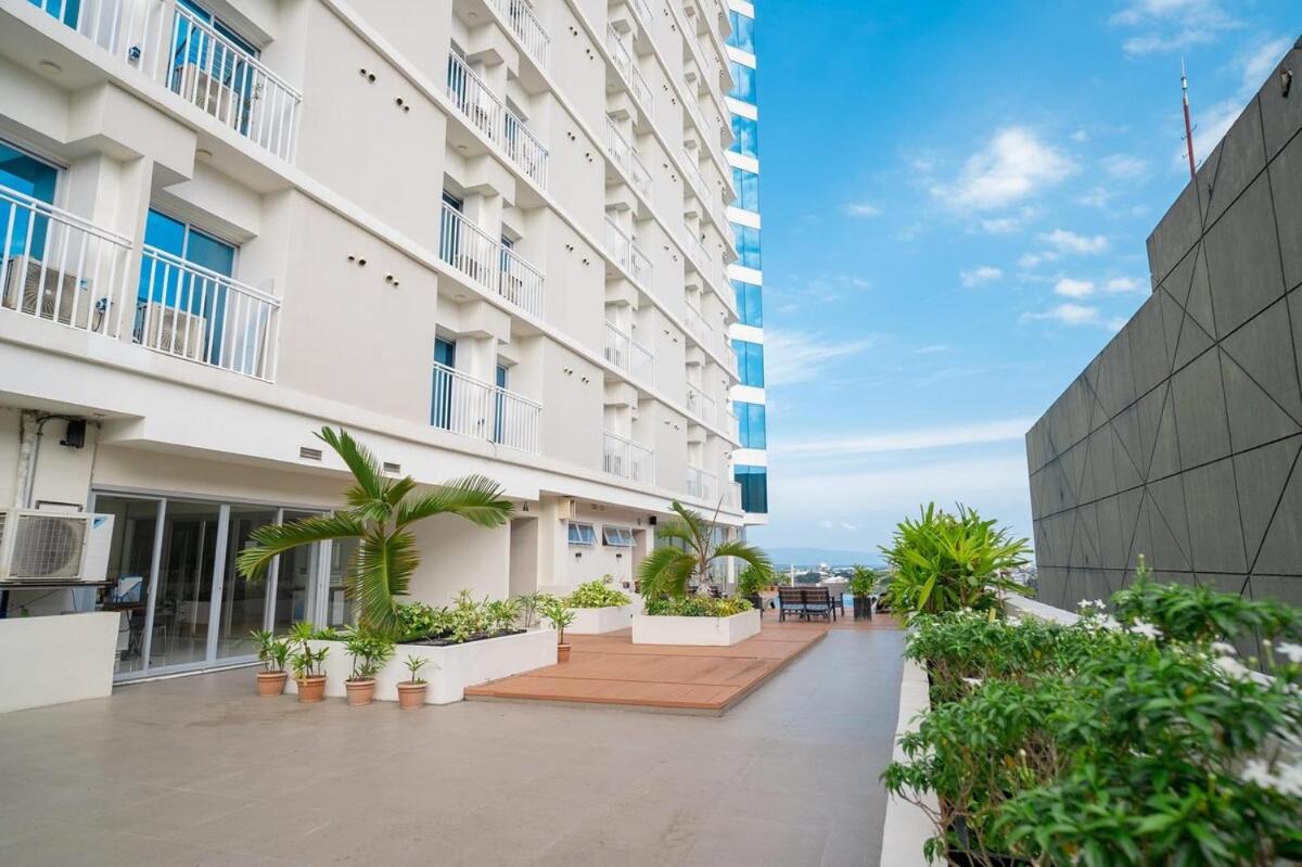 Cozy Studio Near Abreeza Mall a Balcony with City and Sea View