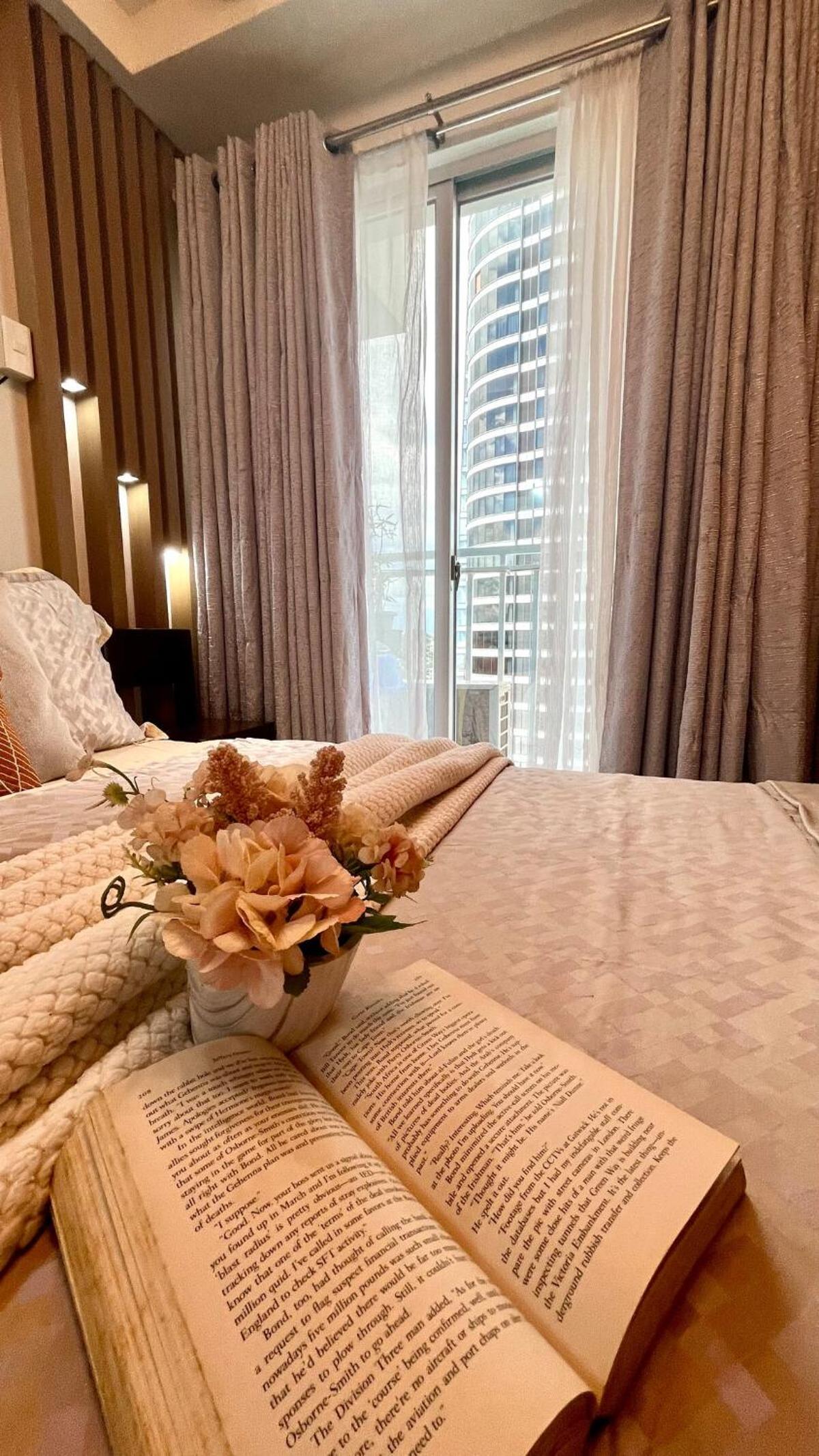 Cozy Studio Near Abreeza Mall a Balcony with City and Sea View
