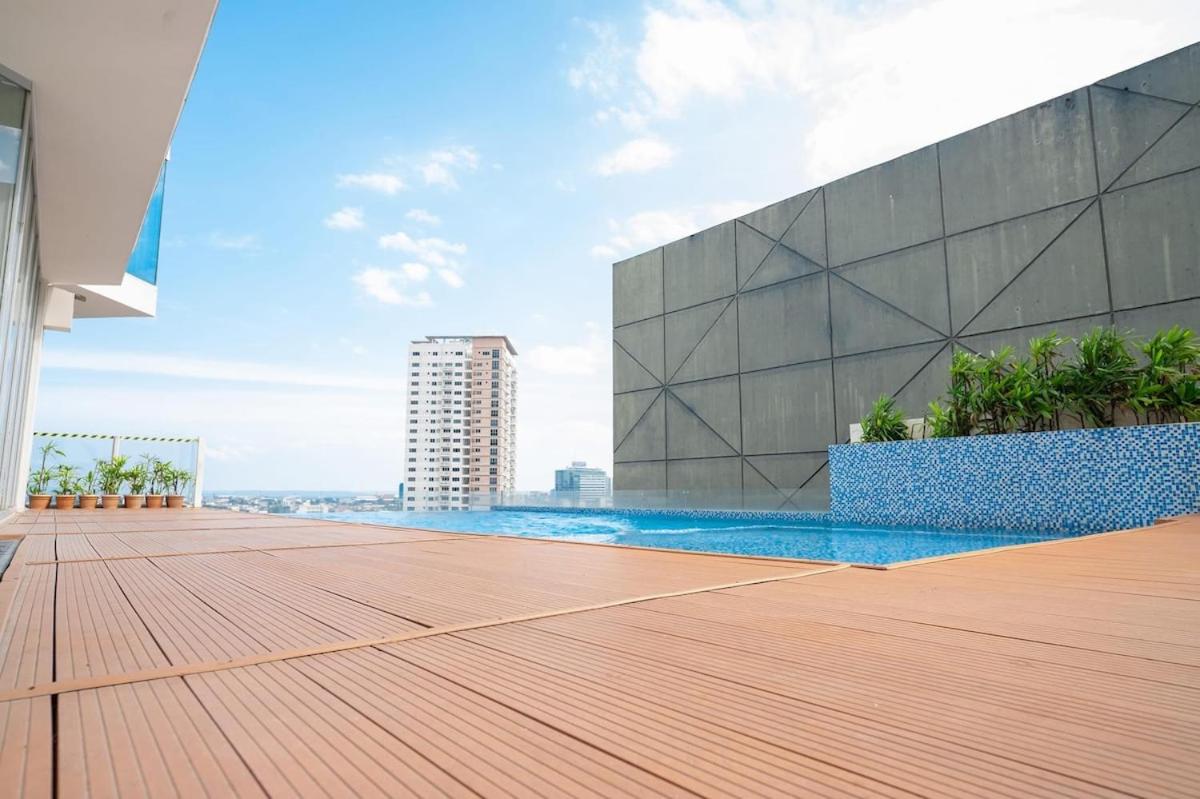 Cozy Studio Near Abreeza Mall a Balcony with City and Sea View