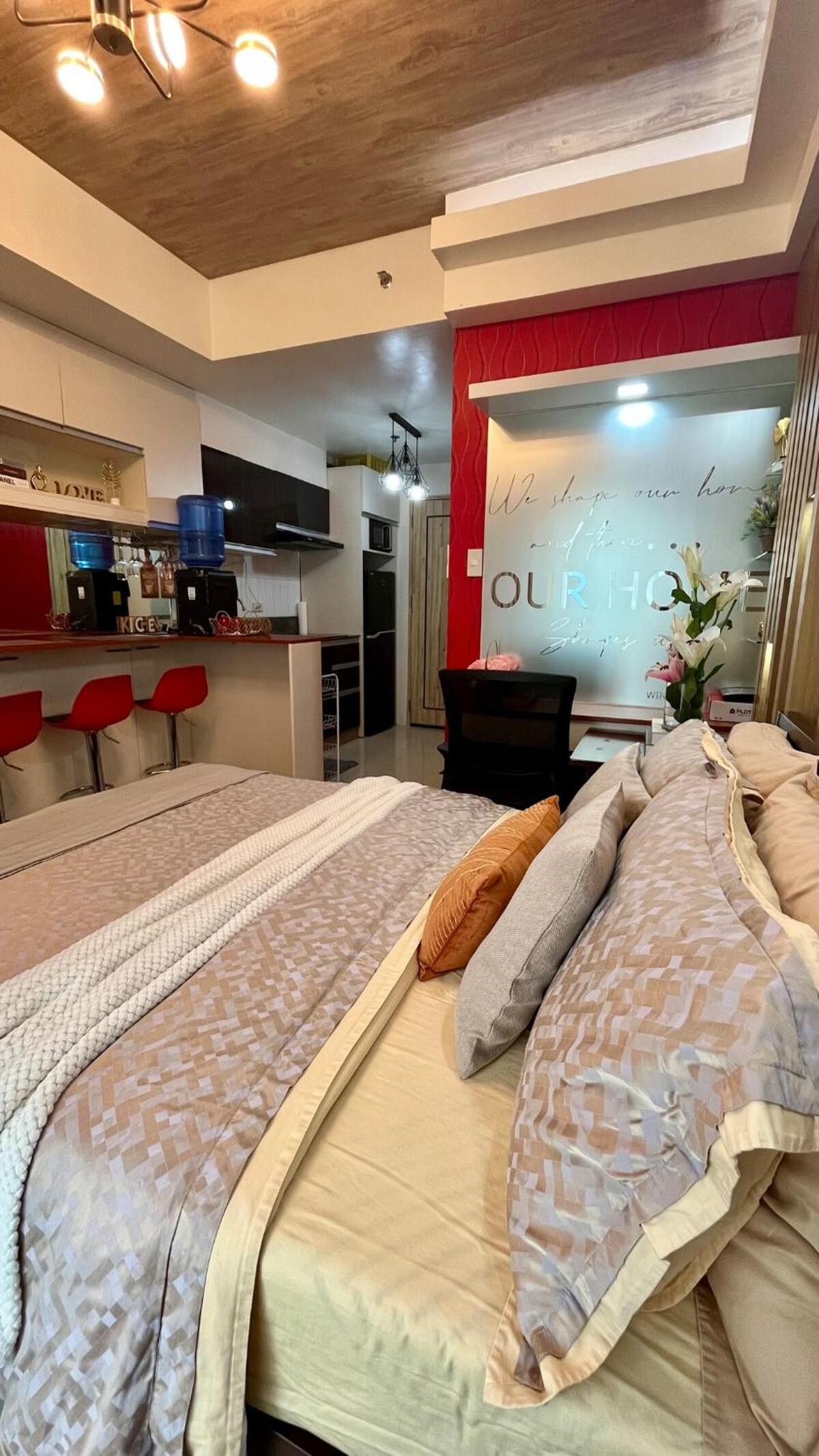 Cozy Studio Near Abreeza Mall a Balcony with City and Sea View