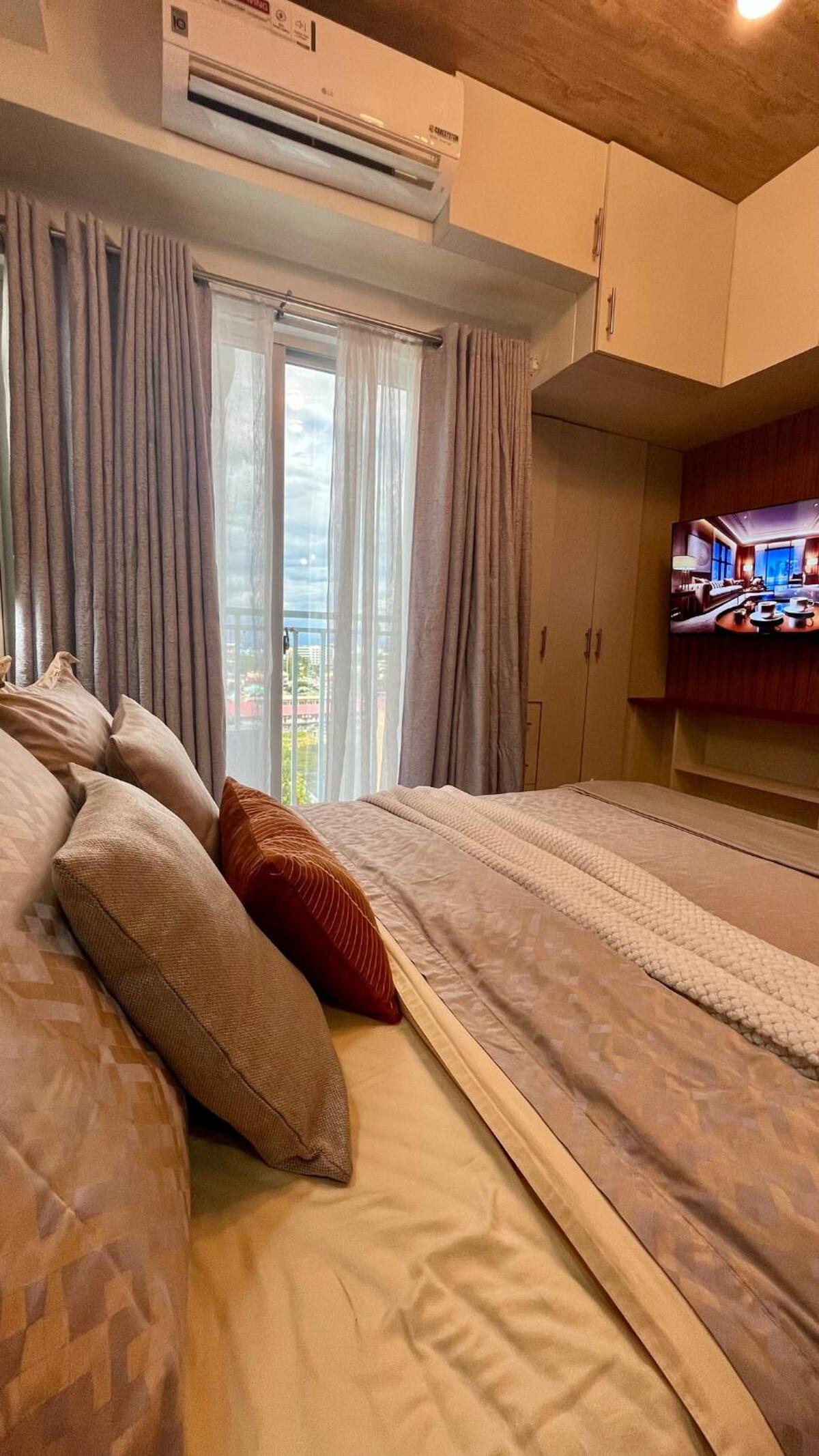 Cozy Studio Near Abreeza Mall a Balcony with City and Sea View