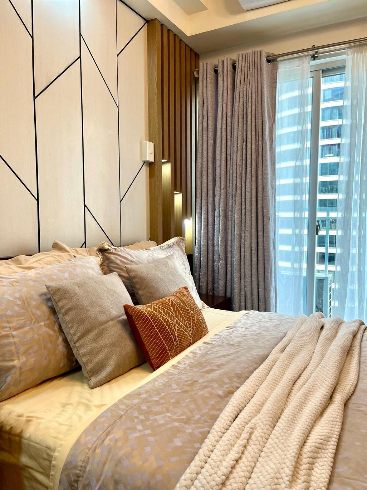 Cozy Studio Near Abreeza Mall a Balcony with City and Sea View