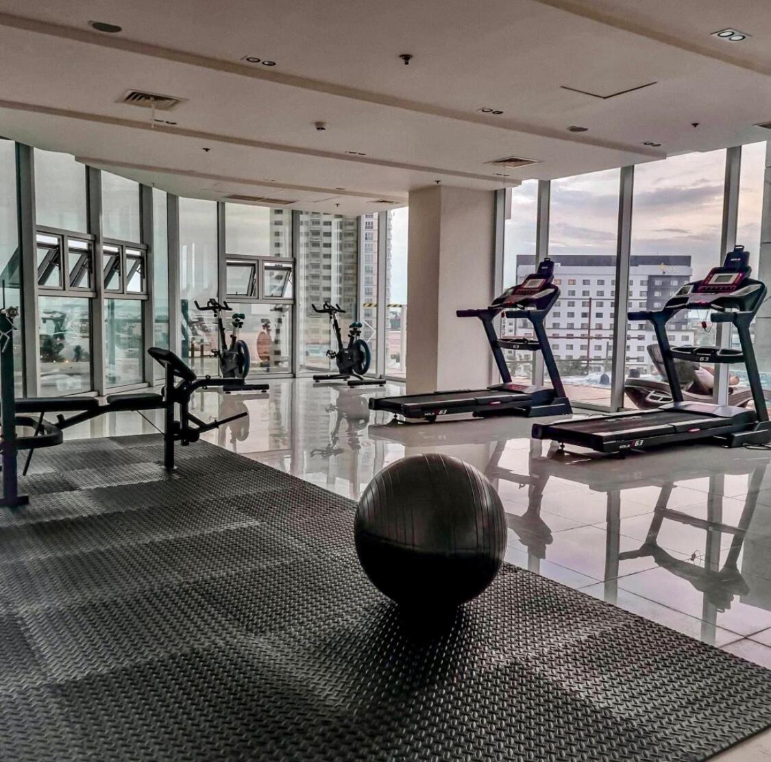 Cozy Studio Near Abreeza Mall a Balcony with City and Sea View