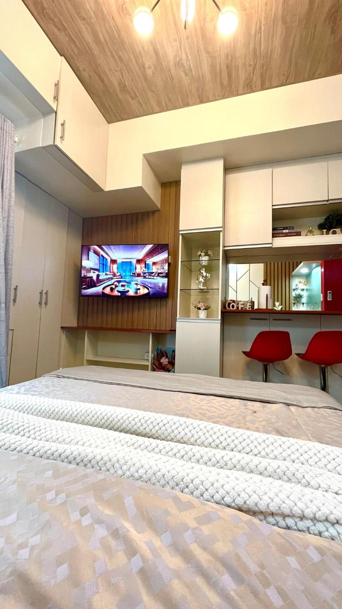Cozy Studio Near Abreeza Mall a Balcony with City and Sea View