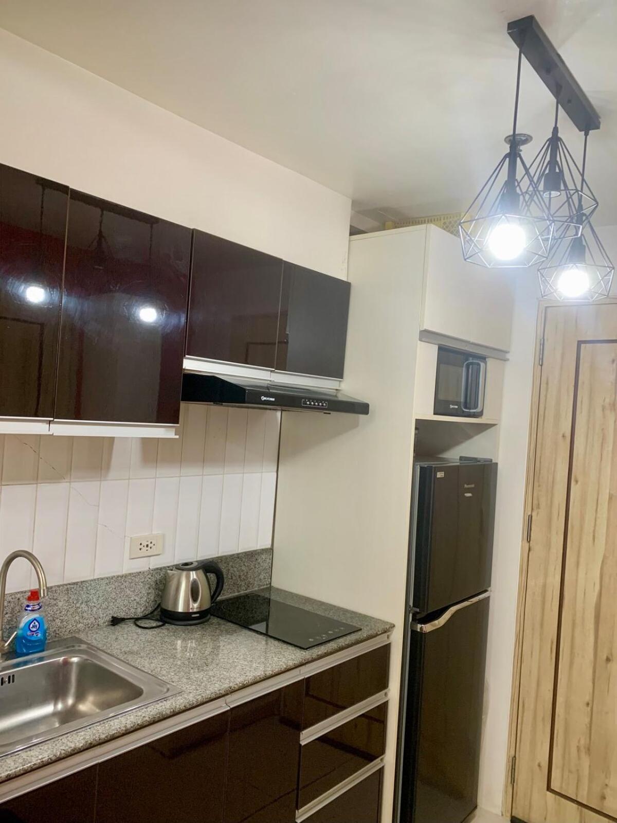Cozy Studio Near Abreeza Mall a Balcony with City and Sea View