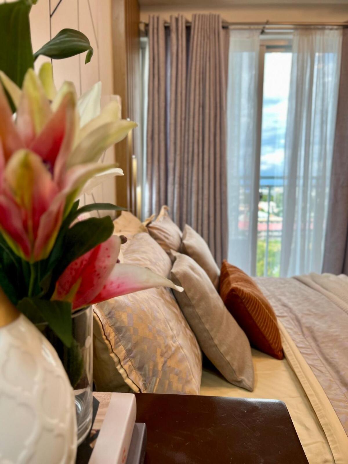 Cozy Studio Near Abreeza Mall a Balcony with City and Sea View