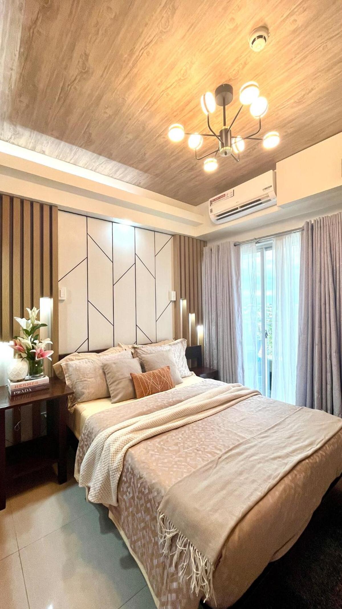 Cozy Studio Near Abreeza Mall a Balcony with City and Sea View