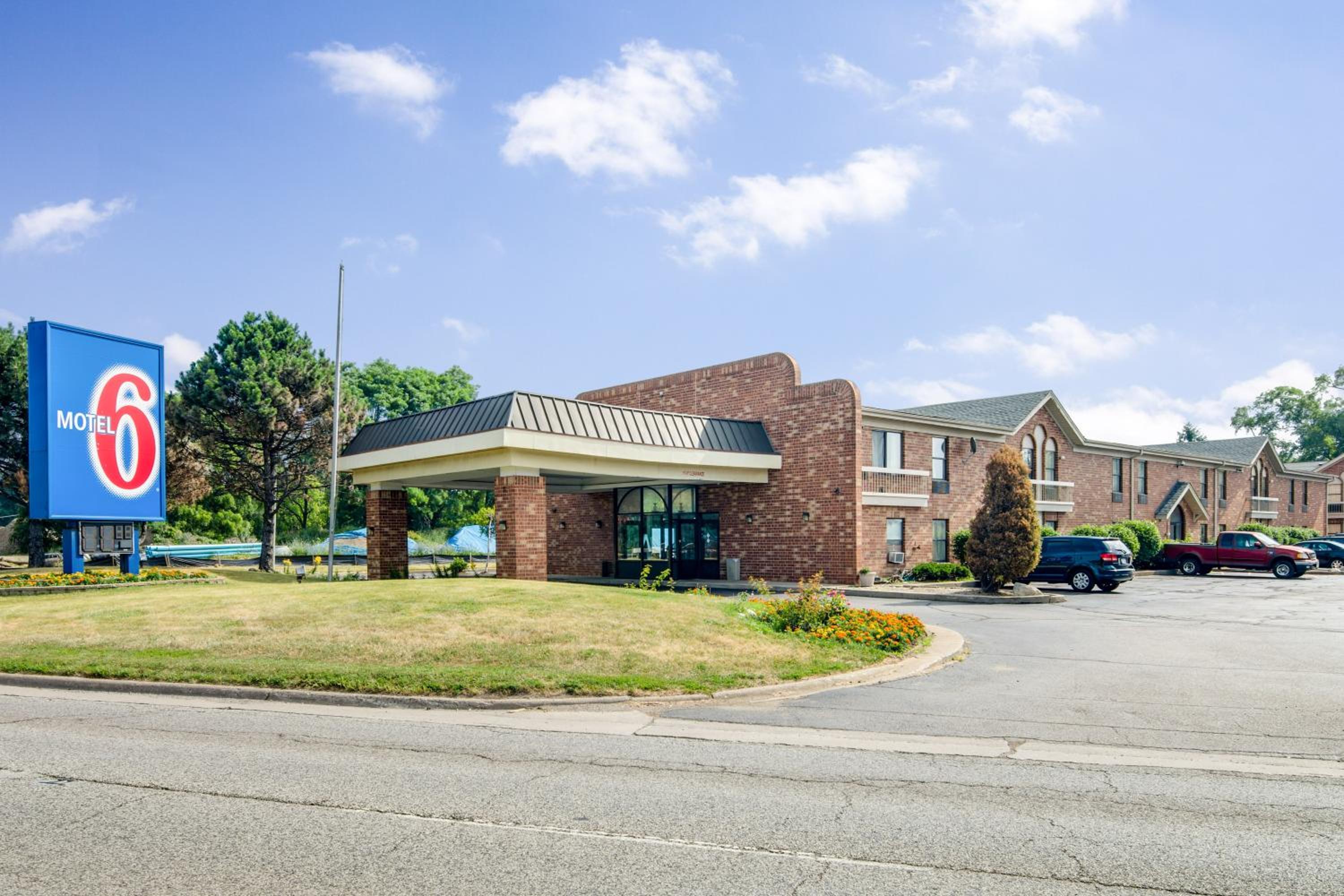 Waukegan Vacations - Motel 6-Waukegan, IL - Property Image 32