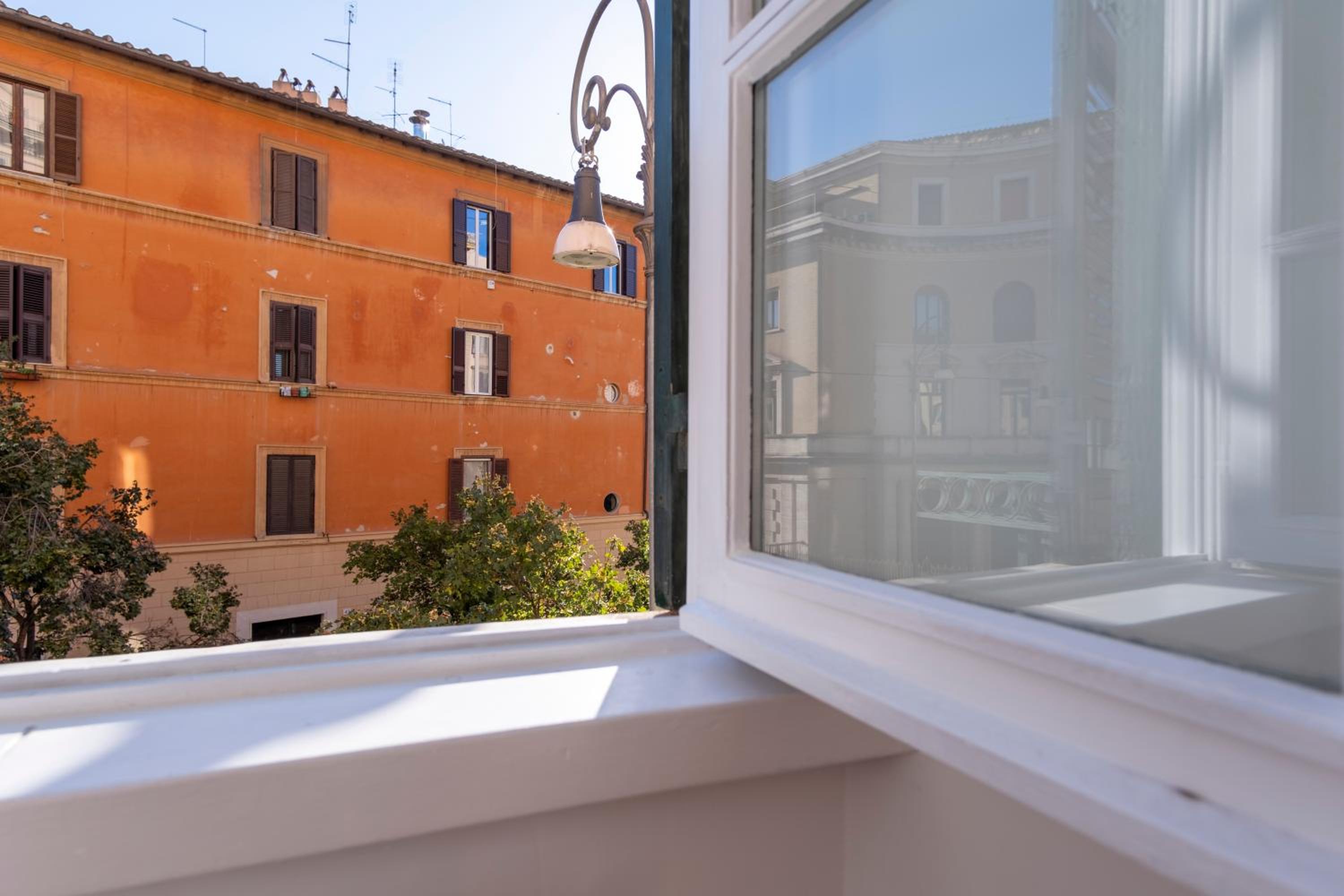 Elegantis Ten windows on Trastevere