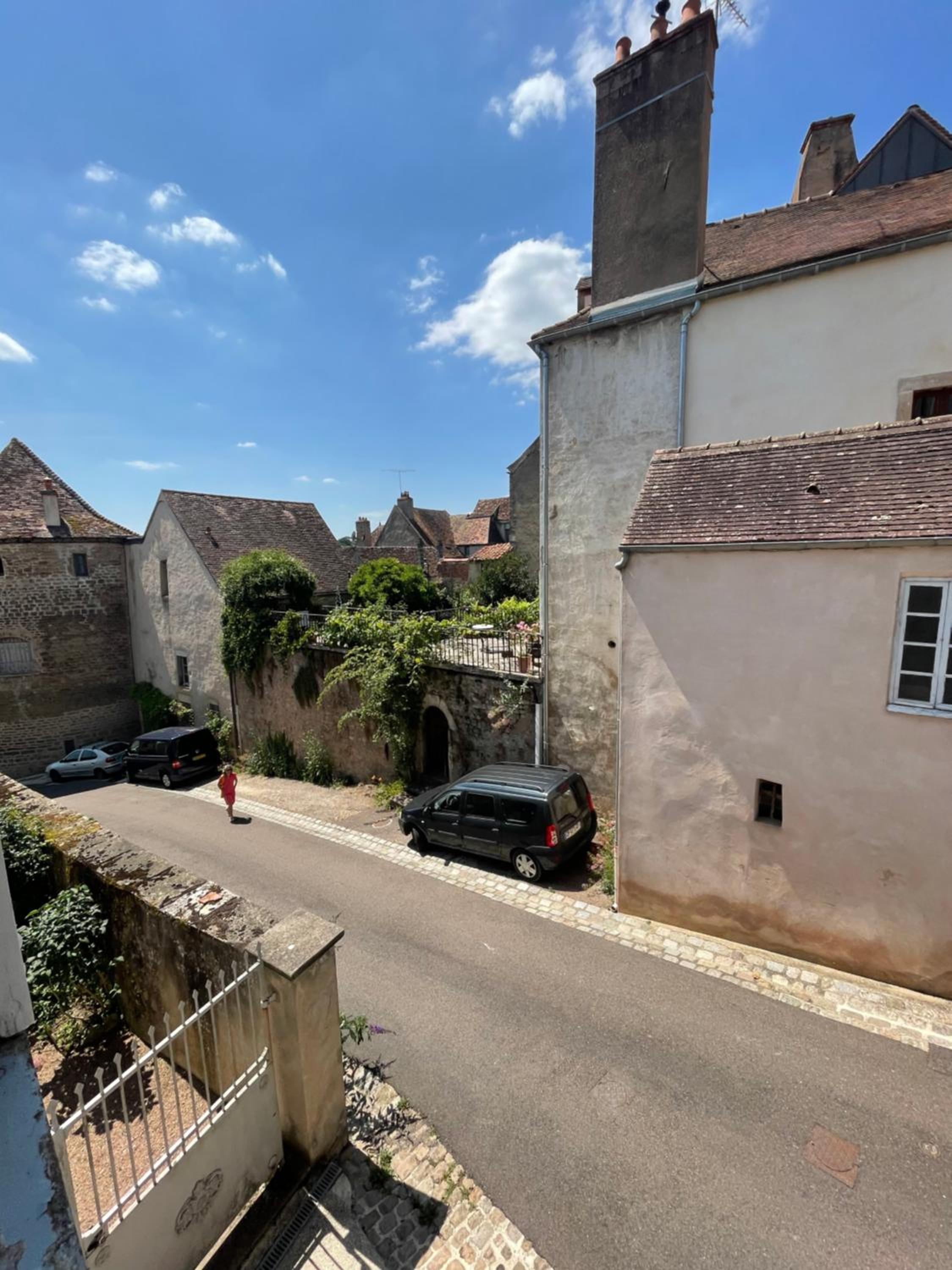 Liberté et Confort, appartement entier, moderne avec 2 chambres et cuisine équipée au coeur de Semur