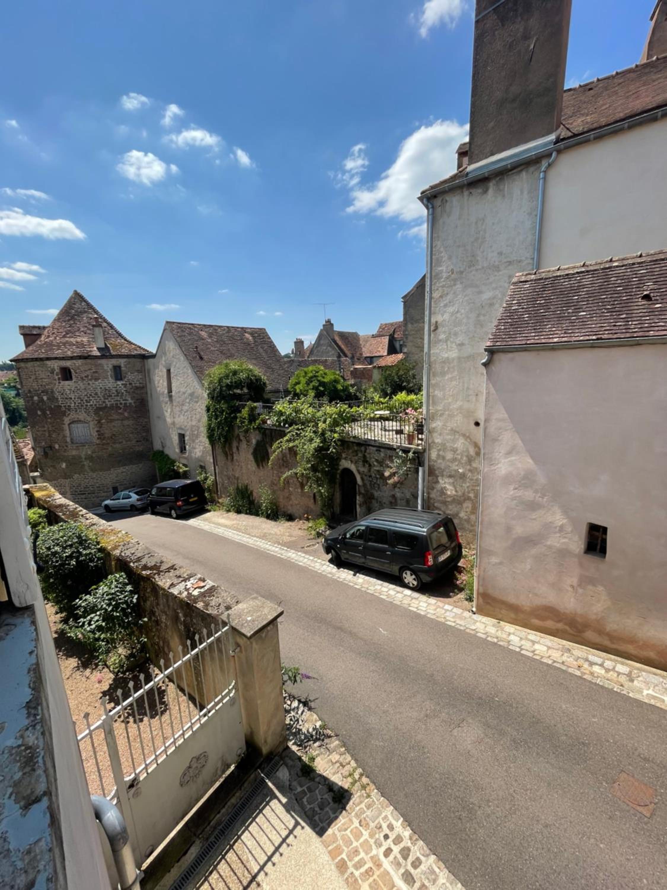 Liberté et Confort, appartement entier, moderne avec 2 chambres et cuisine équipée au coeur de Semur