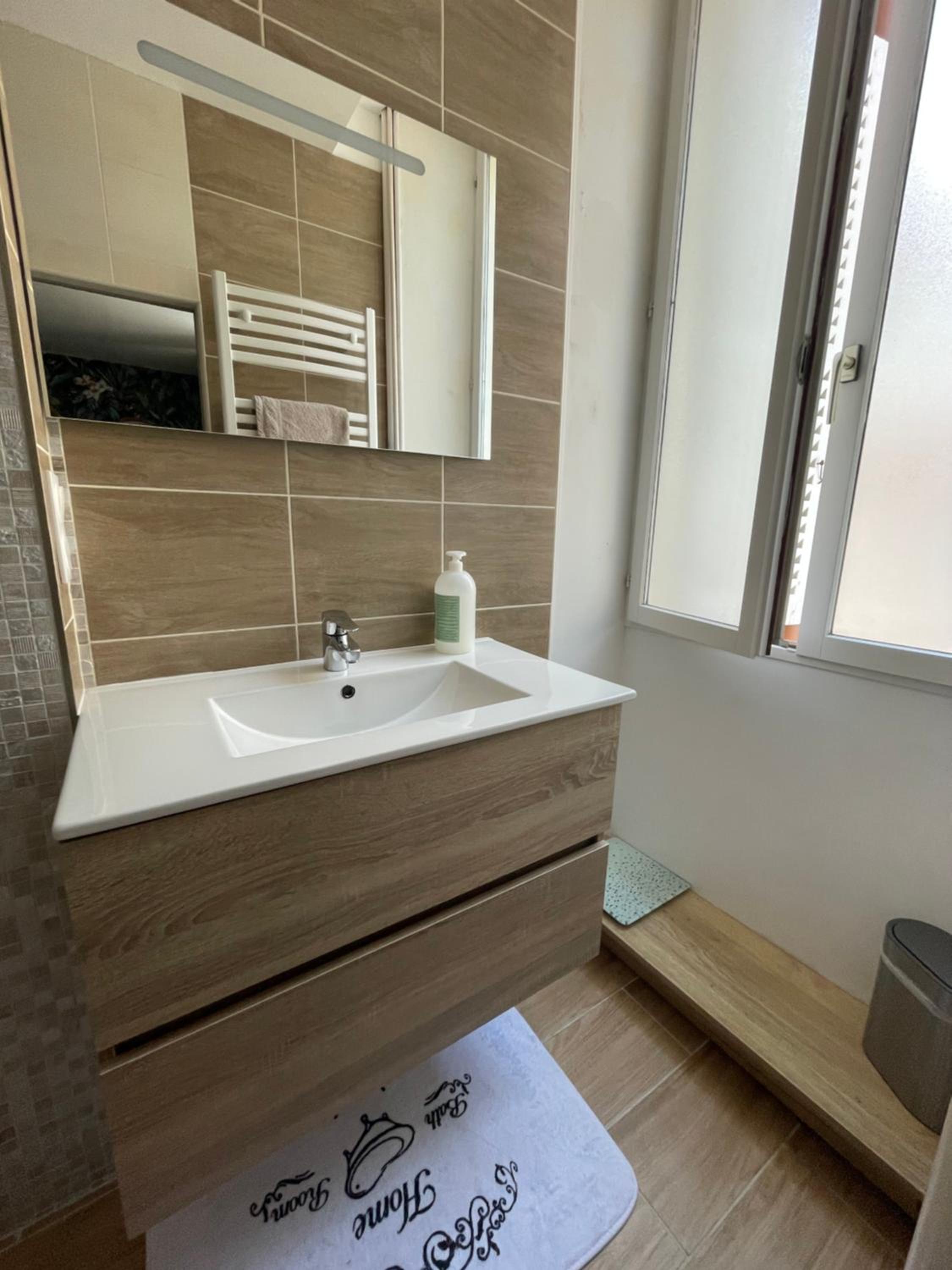 Liberté et Confort, appartement entier, moderne avec 2 chambres et cuisine équipée au coeur de Semur