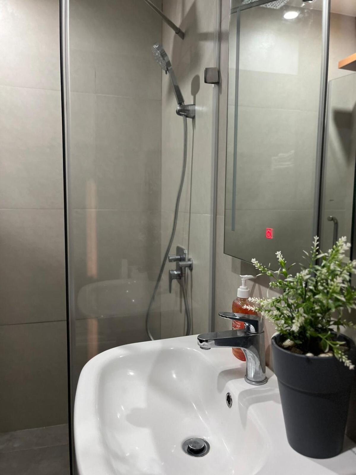 Chic & Cozy Studio at Aeon Towers with City View, Netflix, Fast WiFi