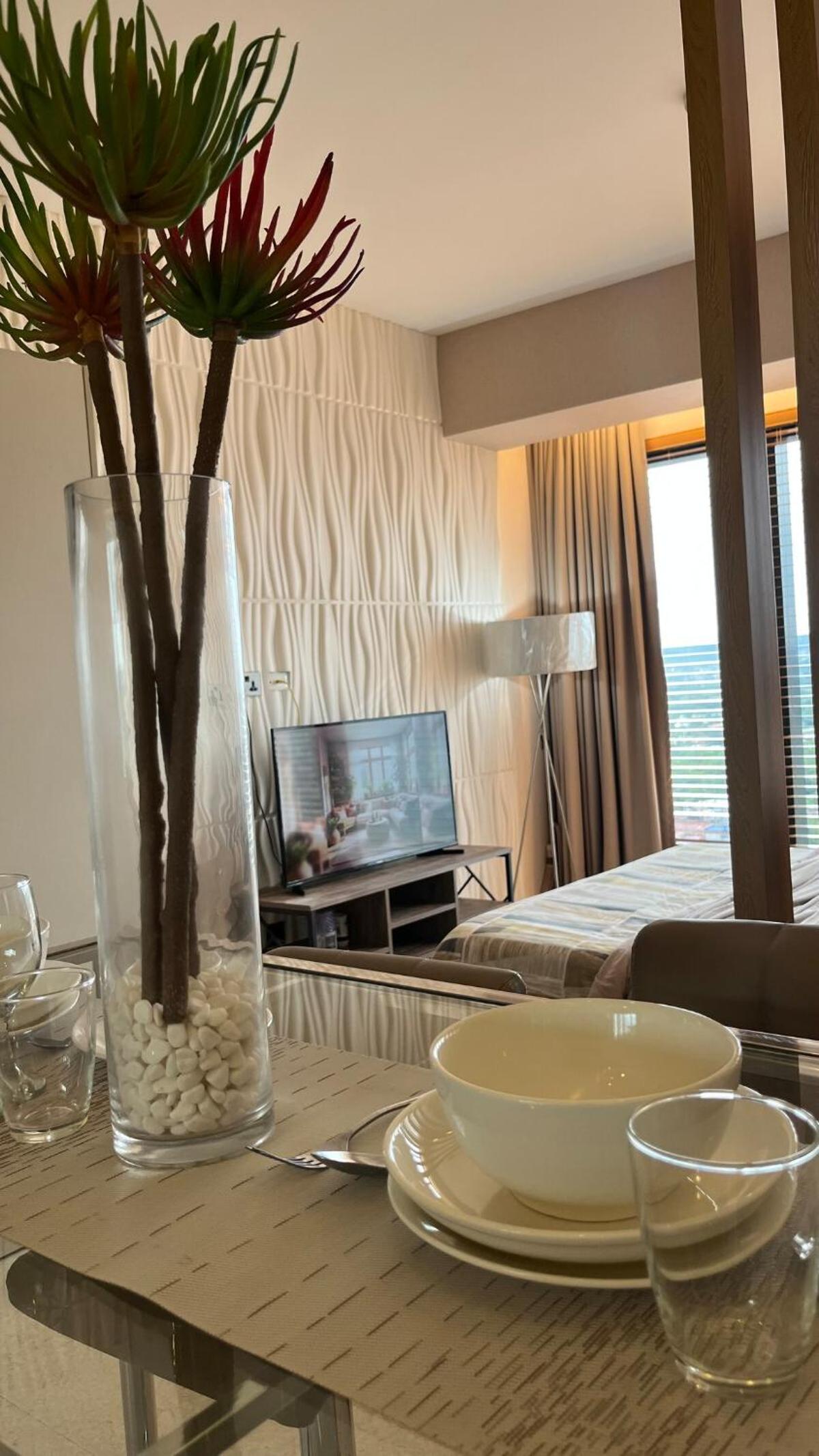 Chic & Cozy Studio at Aeon Towers with City View, Netflix, Fast WiFi